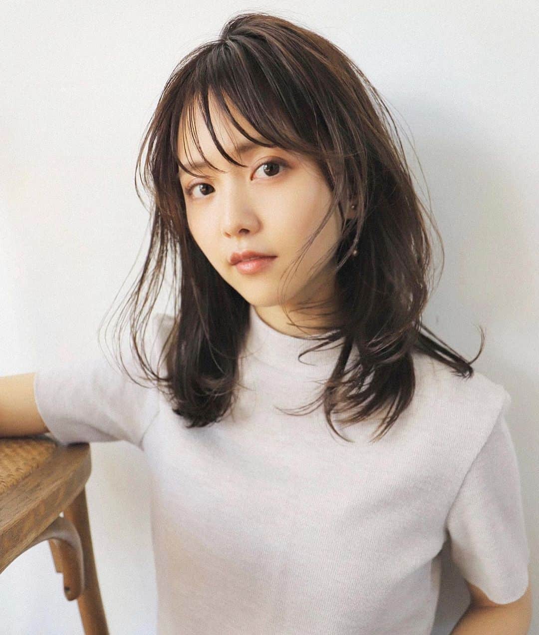 齋藤純也のインスタグラム：「柔らかい質感のレイヤースタイル  前髪からの繋がりで全体に丸みと動きのあるデザインがこだわりです ハサミの入れ方で大きく印象が変わります✂︎ 骨格と輪郭と髪質に合わせて誰よりも似合うヘアスタイルを♪  ✴︎PRICE✴︎ カット✂︎7700円 カラー✂︎7700円  カットなしの場合シャンプーブロー料金+2200円 カラーはトリートメントin処方で圧倒的な艶感と手触りをプラスします。 ブリーチor3Dハイライト施術はプラス7700円です。 パーマ✂︎7700円 トリートメント✂︎種類多数によりカウンセリングで決めさせていただきます。5500円〜11000円 縮毛矯正✂︎17600円、前髪のみは6600円 ・ ネット予約が×の所もお電話かDMで時間調整できますので気軽にご連絡ください！ kelly.表参道本店　A1出口より徒歩45秒 東京都渋谷区神宮前5-2-5 JY表参道ビル２Ｆ kelly. ・ ・ ✔️群馬県伊勢崎市で出勤するスケジュールは隔週水曜日です。 群馬店は料金が異なります、お問い合わせください 群馬のご予約はＤＭまたは ホットペッパービューティーで  kelly. by L.O.G 検索✂︎ 在籍日程が少なくて申し訳ありません。 薬剤は最新のものを揃えました 群馬県伊勢崎市宮前町146-1」