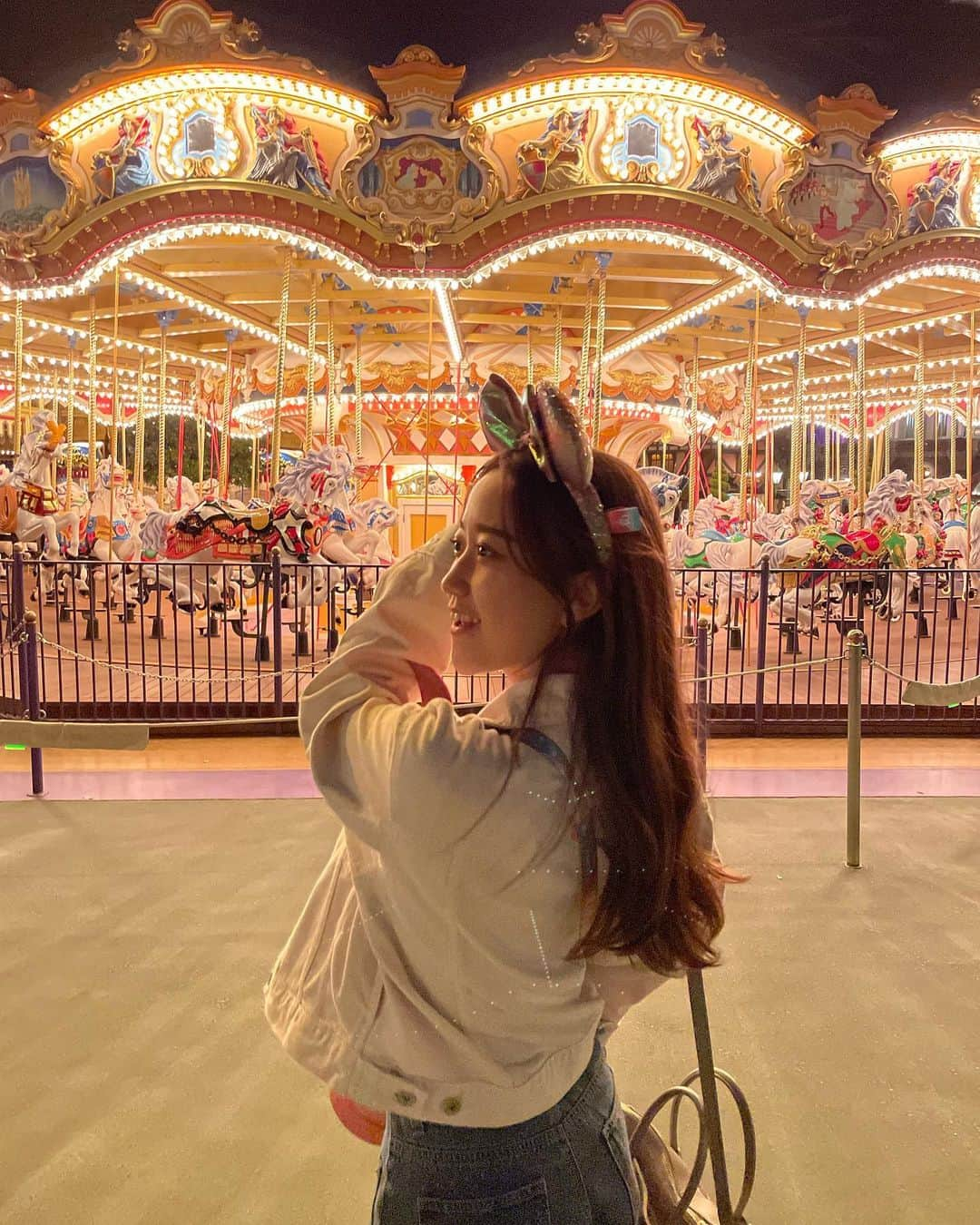 あいりのインスタグラム：「🎠𓈒𓂂 Disneyland🏰🐭👑💓  #サロンモデル#ポートレート#撮影依頼受付中#フリーモデル#Disneyland #Disney」