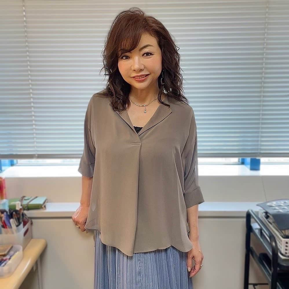 モモコさんのインスタグラム写真 - (モモコInstagram)「本日のよ〜いドン！で着用したトップスは、私服でもよく着ているLiSALiSAさんの衣装です⤴️  ○トップス《スリットネックシフォンブラウス(モカブラウン)》  大人かわいい服がたくさんありますよ〜💕  #ハイヒールモモコ #👠 #👠🍑 #CHANEL #シャネラー #グルメ #アメブロ  #YouTube #モモコ新聞 #よーいドン #カンテレ #衣装 #テレビ衣装 #トップス #リサリサ #LiSALiSA #芦屋リサリサ」6月7日 21時37分 - highheel_momoko