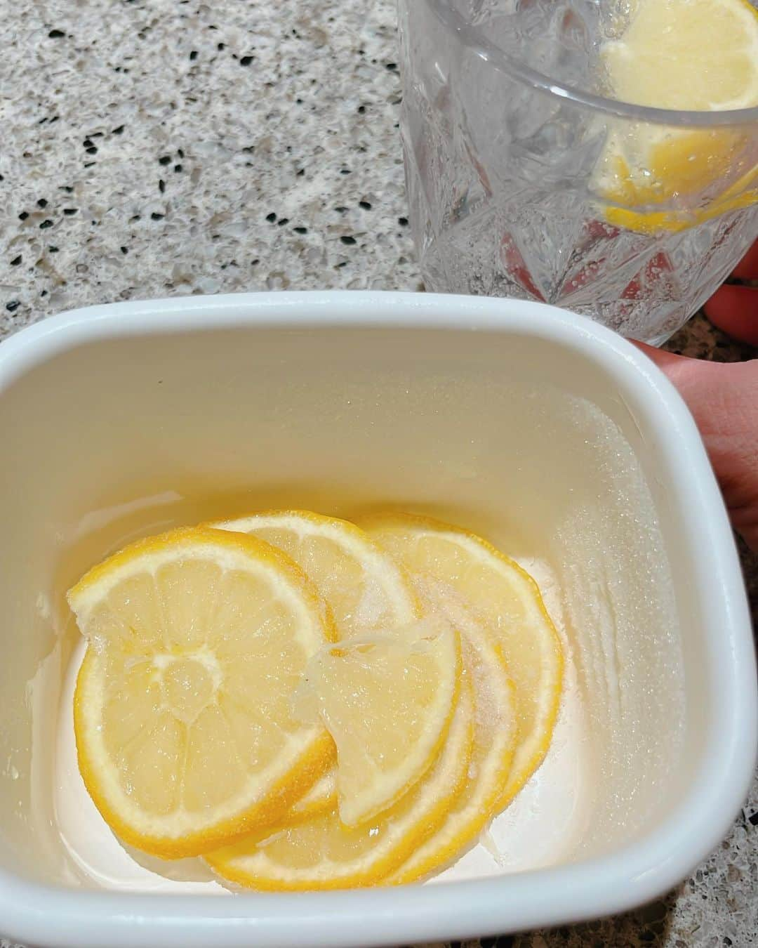 魚住咲恵のインスタグラム：「これから季節、オススメ！！ 🍋レモン(私は気になるので無農薬or野ざらしのもの)をスライスして、冷凍庫保存🥶 飲みたいときに、少しずつ使っています♪  詳細、ブログにアップしたので ぜひご覧ください🎵 そして、今夜も…握ったよ✌️ もう昨日の分、ないからね😳  #レモン  #夏におすすめ  #炭酸好き  #魚住咲恵」