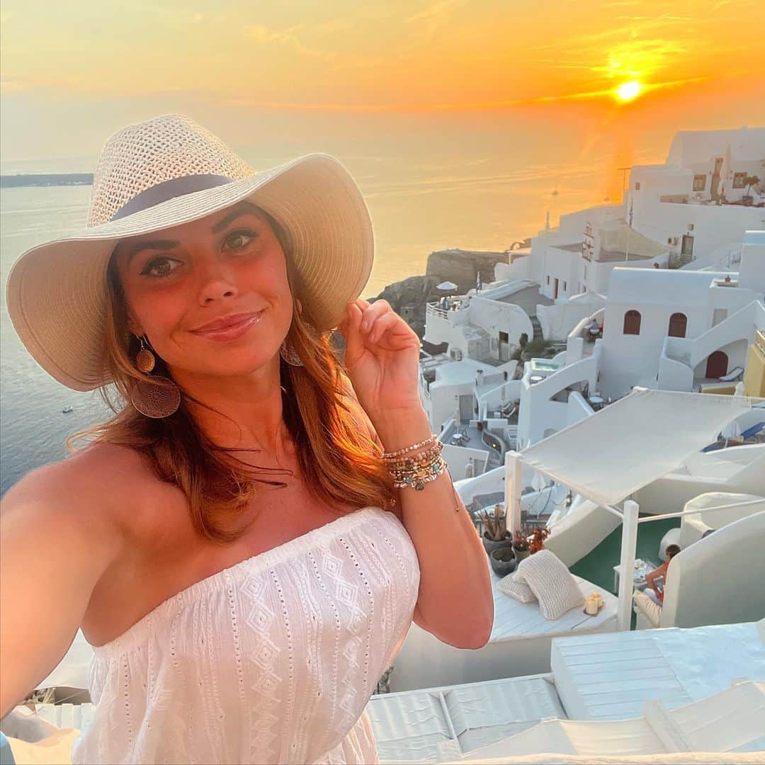 ルイス・グローバーさんのインスタグラム写真 - (ルイス・グローバーInstagram)「Santorini Sunset walk in old town Oai 🩵💛 #volcano #oiasantorini #beautifuldestinations #santorini #greekislands #greece #island #santorini🇬🇷」6月7日 21時32分 - louiseglover
