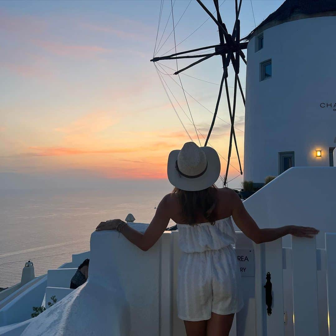 ルイス・グローバーさんのインスタグラム写真 - (ルイス・グローバーInstagram)「Santorini Sunset walk in old town Oai 🩵💛 #volcano #oiasantorini #beautifuldestinations #santorini #greekislands #greece #island #santorini🇬🇷」6月7日 21時32分 - louiseglover