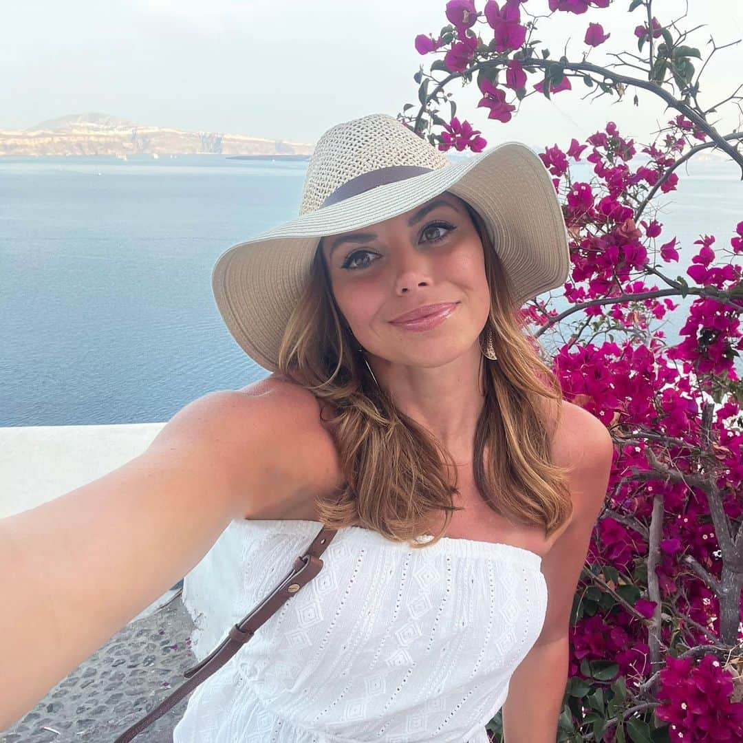 ルイス・グローバーのインスタグラム：「Santorini Sunset walk in old town Oai 🩵💛 #volcano #oiasantorini #beautifuldestinations #santorini #greekislands #greece #island #santorini🇬🇷」