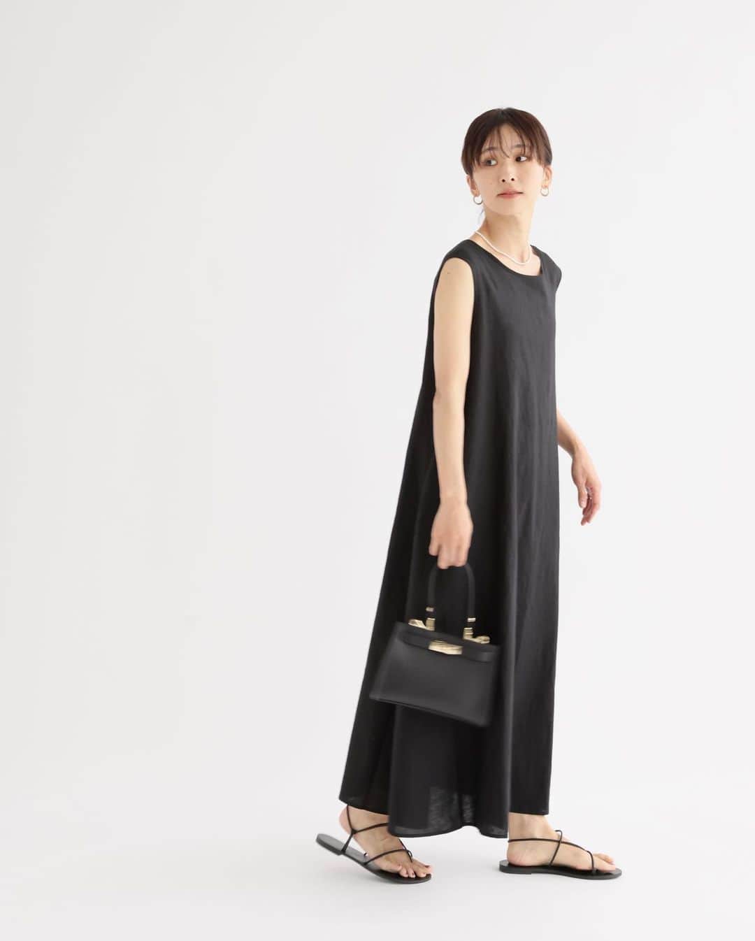 JOURNAL STANDARD relumeさんのインスタグラム写真 - (JOURNAL STANDARD relumeInstagram)「夏こそ、モノトーン小物でコーデを引き締め！ ⁡ ⁡ カジュアルなスタイルも、小物をシックにまとめると大人っぽく決まる。 ⁡ ⁡ ⁡ 重たく見えないレザーやチェーンを効かせて、コーデにスパイスをオン！ ⁡ ⁡ ——————— ⁡ 別注【OUTDOOR】*RELUME チェーンBAG ¥9,350 (税込) No.23092463002510 ⁡ 【AULENTTI】 ミニバッグ ¥16,500 (税込) No.23092463003810 / 23092463004210 ⁡ 【MARZOLINE MILANO/マルツォリーネ ミラノ】 カチューシャ1cm ¥4,950 (税込) No.23091463000910 ⁡ 【MARZOLINE MILANO/マルツォリーネ ミラノ】カチューシャ3cm ¥5,830 (税込) No.23091463001010 ⁡ RELUME トングサンダル ¥8,800 (税込) No. 23093463001410 ⁡ 【HELOYSE/エロイーズ】toast PU leather：バッグ ¥8,800 (税込) No.23092463003210 ⁡ 【Benelli Montacone/ベネリ モンタコーネ】HAT ¥7,590 (税込) No.23095463000410 ⁡ 【STATUS ANXIETY/ステータスアングザエティー】LUCKY SOMETIMES：財布 ¥9,900 (税込) No.23090463000910 ⁡ 【no eyedia/ノーアイディア】NE-436サングラス ¥4,950 (税込) No.23090463000310 ⁡ RELUME キャンバスバッグ ¥6,600(税込) No.23092463004110 ⁡ ——————— ⁡ #ootd #relumewoman #journalstandardrelume #baycrews #relume #ジャーナルスタンダードレリューム #レリューム #ベイクルーズ  #ブラック小物 #モノトーン派  #モノトーン小物 #チェーンバッグ #ショルダーバッグ #レザーバッグ #アウトドアプロダクツ #outdoorproducts #トングサンダル #レザーサンダル #ハット #カチューシャ #サングラス #キャンバスバッグ」6月7日 21時32分 - js_relume