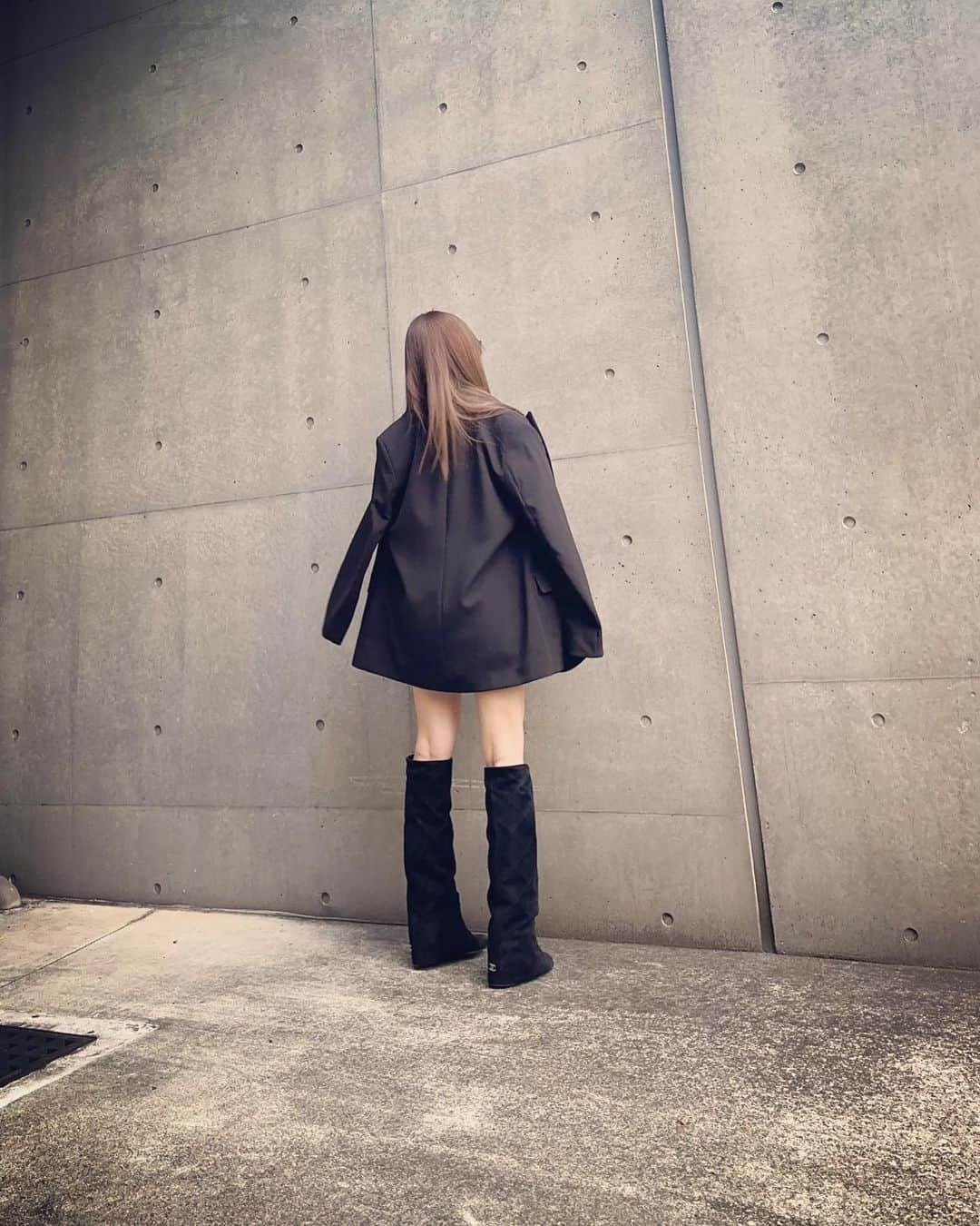 板野友美さんのインスタグラム写真 - (板野友美Instagram)「⛓🕶🦭   なんまいめ？🦭  #jacket  @zara  #tshirts @loewe  #boots @chanelofficial  #sunglasses @gentlemonster  #bag @celine  #ootd #Fashion #154cm」6月7日 21時35分 - tomo.i_0703