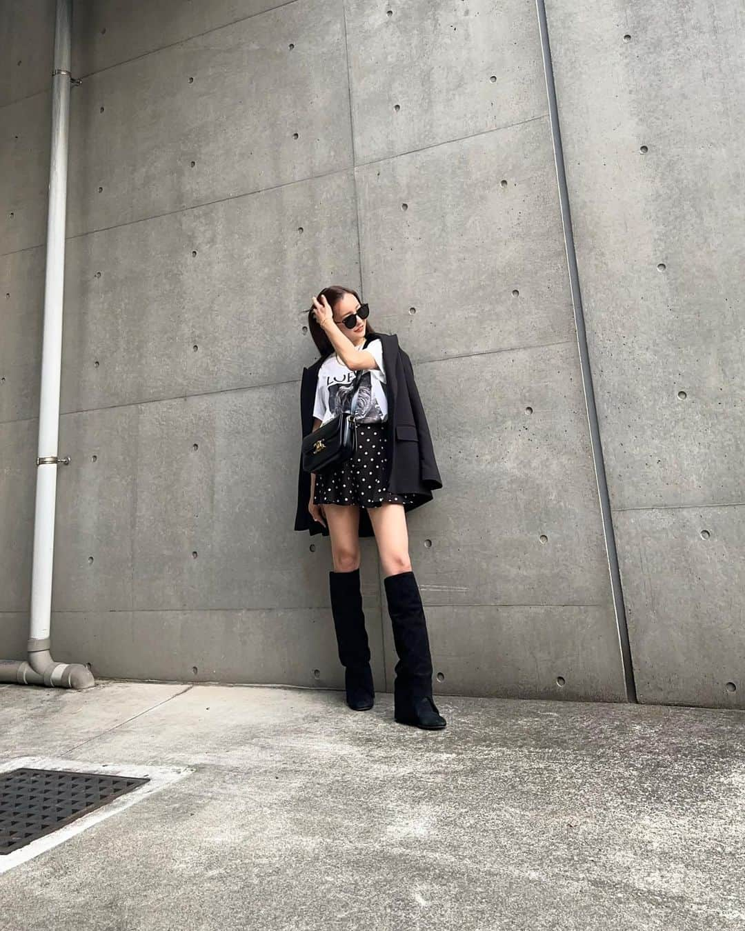 板野友美さんのインスタグラム写真 - (板野友美Instagram)「⛓🕶🦭   なんまいめ？🦭  #jacket  @zara  #tshirts @loewe  #boots @chanelofficial  #sunglasses @gentlemonster  #bag @celine  #ootd #Fashion #154cm」6月7日 21時35分 - tomo.i_0703