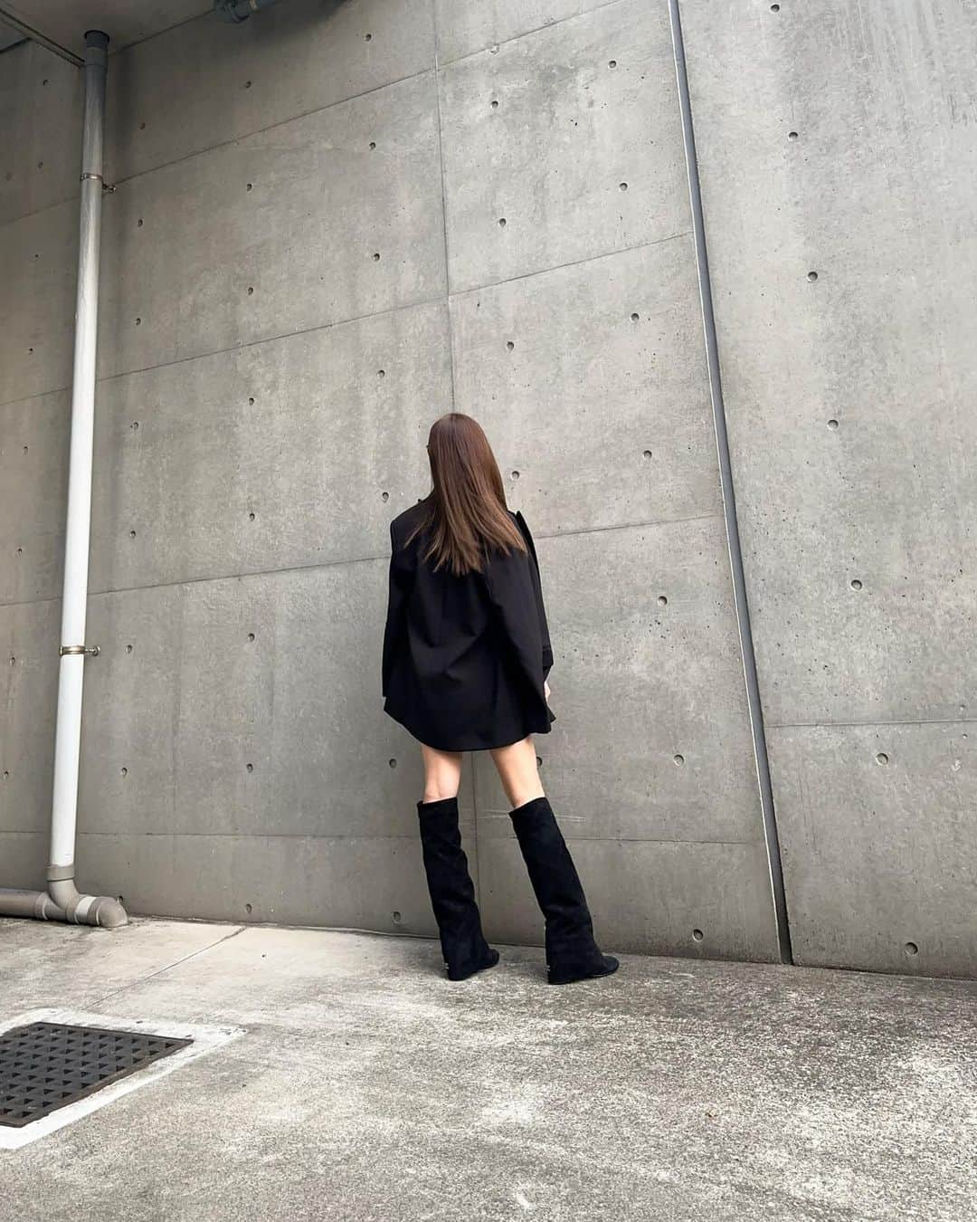 板野友美さんのインスタグラム写真 - (板野友美Instagram)「⛓🕶🦭   なんまいめ？🦭  #jacket  @zara  #tshirts @loewe  #boots @chanelofficial  #sunglasses @gentlemonster  #bag @celine  #ootd #Fashion #154cm」6月7日 21時35分 - tomo.i_0703