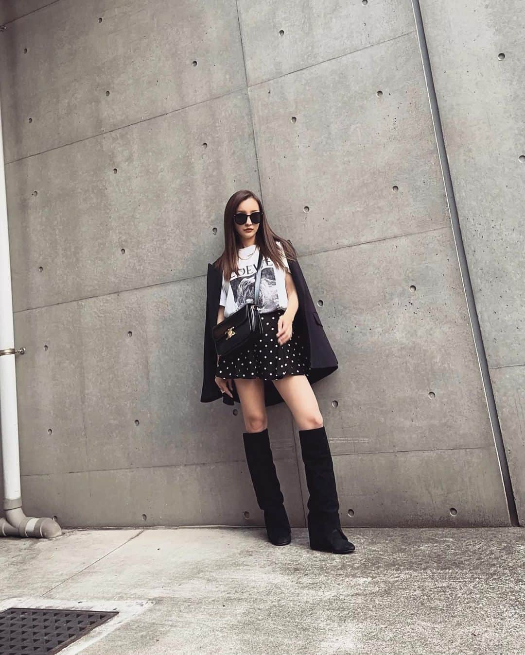 板野友美さんのインスタグラム写真 - (板野友美Instagram)「⛓🕶🦭   なんまいめ？🦭  #jacket  @zara  #tshirts @loewe  #boots @chanelofficial  #sunglasses @gentlemonster  #bag @celine  #ootd #Fashion #154cm」6月7日 21時35分 - tomo.i_0703