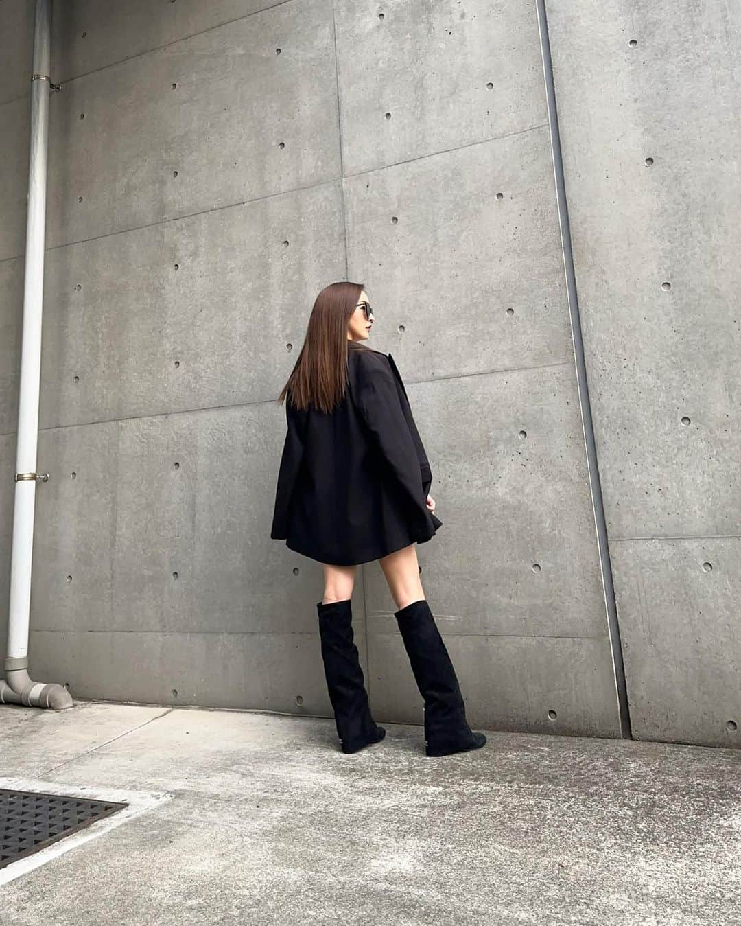 板野友美さんのインスタグラム写真 - (板野友美Instagram)「⛓🕶🦭   なんまいめ？🦭  #jacket  @zara  #tshirts @loewe  #boots @chanelofficial  #sunglasses @gentlemonster  #bag @celine  #ootd #Fashion #154cm」6月7日 21時35分 - tomo.i_0703