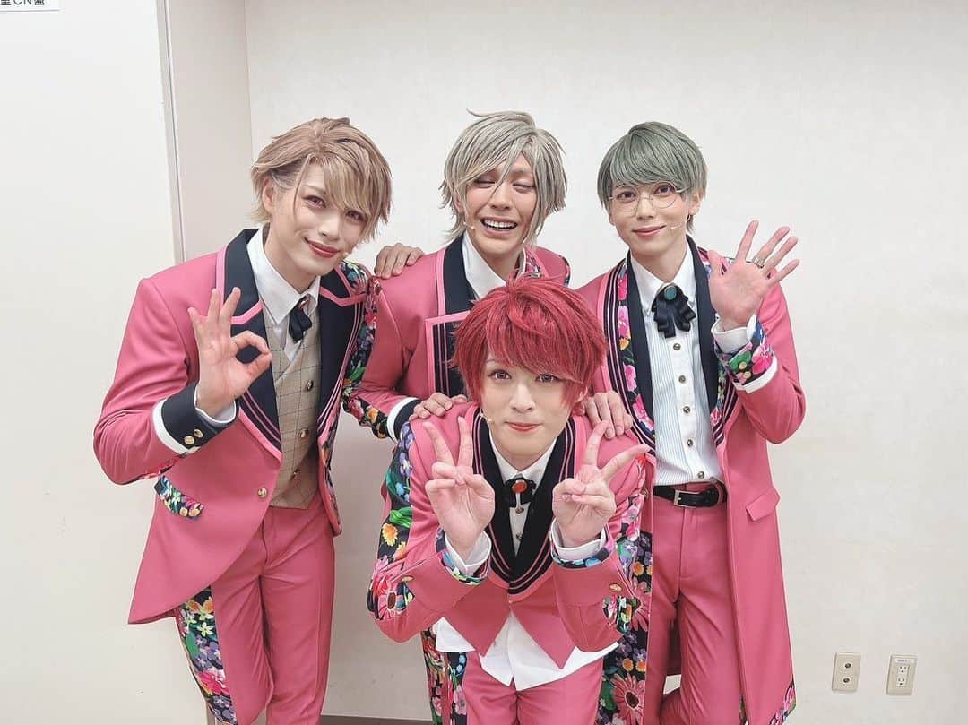 染谷俊之のインスタグラム：「エーステも残り６公演となりました✨最後まで応援宜しくお願い致します☆  通算１００公演を迎える事ができました😊 もう１００公演？！って気分です(ﾟ皿ﾟ) 素敵なお花も頂きました🌸  いつも応援ありがとうございます☆  #エーステ  #佐久間咲也  #茅ヶ崎至  #シトロン  #卯木千景」