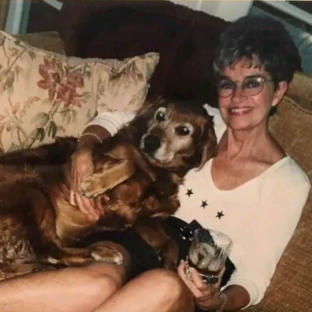 リサ・リナのインスタグラム：「Happy Heavenly BirthdayLois🕊️ *Please note the short glass 🥃 ❤️❤️❤️❤️❤️❤️ Cheers!!」