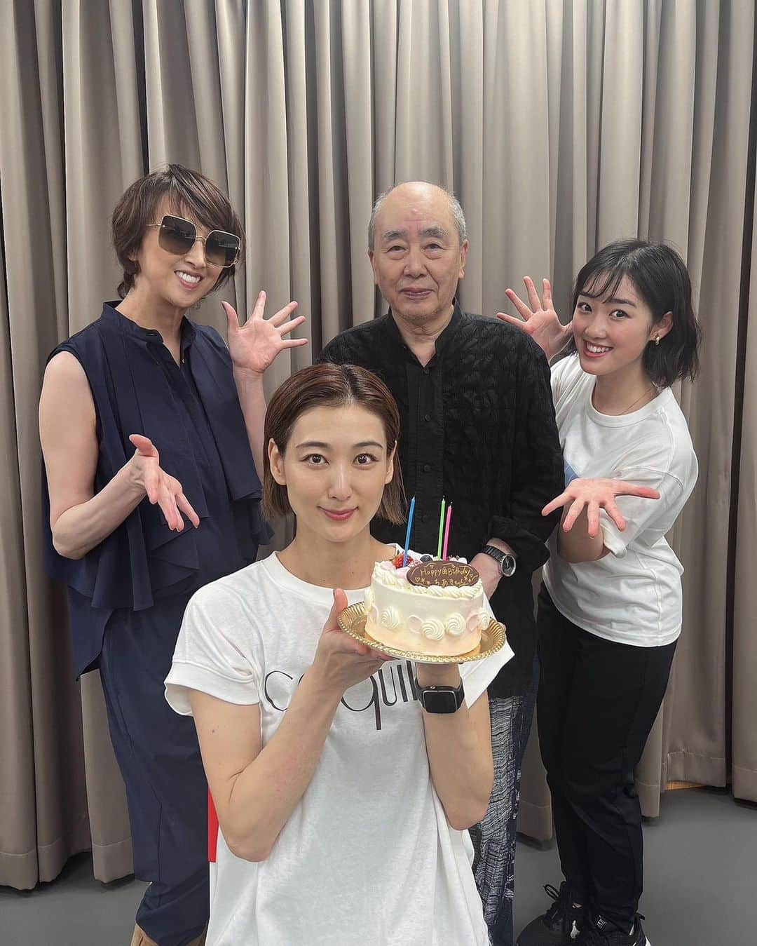 紫吹淳のインスタグラム：「今日は白鳥かすが… ちあきのお誕生日🎂 お稽古終わりで Happy Birthday ちあき　お目目からポロリ…  さー明日はバンド合わせ お楽しみに…」