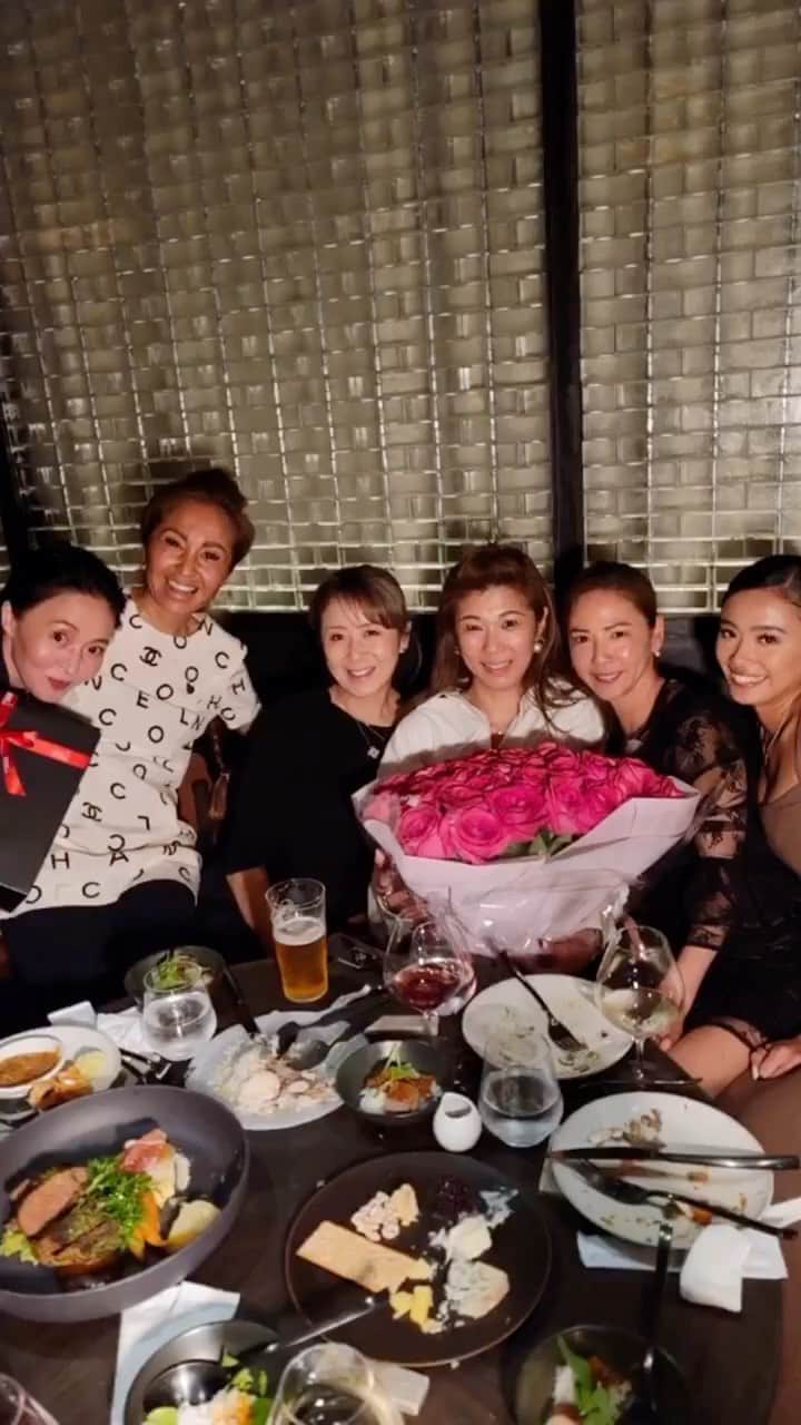 HARUKO（真木明子）のインスタグラム：「いつもHAPPYな @emiringo888 ちゃん❤️ 50歳おめでとう🎊  えみこのすっとこどっこいに いつもみんなが救われてるよ❤️❤️❤️  たくさんの人に愛されているえみこと 楽しすぎたお仲間に悶絶した一夜でした❤️  サプライズ楽しかった❤️  #happybirthday  #50歳」