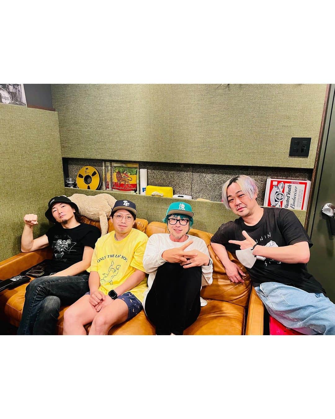 安野勇太のインスタグラム：「HAWAIIAN6。レコーディングしてました。 詳しいことは近いうちにって感じにはなりますが、とりあえず無事に終了しました。 なんかちょいちょい撮ってたからそのうちIKINONEにあがったりするのでは？とは思います、が、どうなんでしょw 兎にも角にも、アンドリュー @andrew_n_f いつもありがとう！いつも最高です。今回もカッコいい音に仕上げてくれて本当に感謝です。 今回の個人的なハイライトとしては13SOUNDS  @13soundshachiouji のODが凄く良くて大活躍だったことと、久しぶりに引っぱり出して来たTONE BENDERの音がとても気持ちよかったこと。アンドリューの購入したてのチューブマイクで歌録り出来たのも嬉しかったっす。 形になっていくのはやはり面白いし、色々含め完成が楽しみですねっ！ というわけで、 ひとまず おつかれさまでした。」