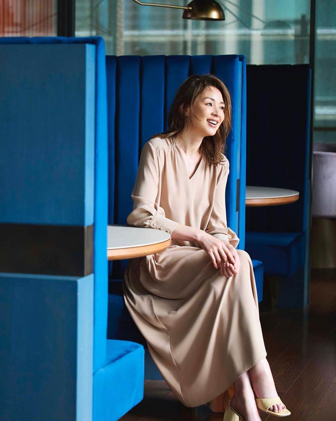 Theory luxe official account.のインスタグラム：「［THE STYLE GUIDE SUMMER 2023］  たゆたうようなドレープ感が優美 上品エフォートレスなマキシ丈ドレス  シルクのようななめらかな素材のドレス。 ギャザーをたっぷりと施し、柔らかくドレーピーな生地感を最大限に生かしたディテールでラグジュアリーに。  肌に触れる裏面は接触冷感性を兼ね備えたサテン素材で、快適な着心地が味わえる。 深めのＶネックで、シャープな表情に。  きれいめリラクシーなドレスで 友達とランチ  肌馴染みのよいベージュのドレスをふわりと纏って、話題のレストランへ。 肩の力の抜けたリラックス感がありながらも品のある女性らしい色香が漂い、大人の余裕を感じさせる。 太めヒールのサンダルを合わせ、休日ならではの決めすぎないイージーな雰囲気を楽しんで。  #theoryluxe #セオリーリュクス #ワンピース #ベージュコーデ #ワントーン #ワントーンコーデ #きれいめコーデ」