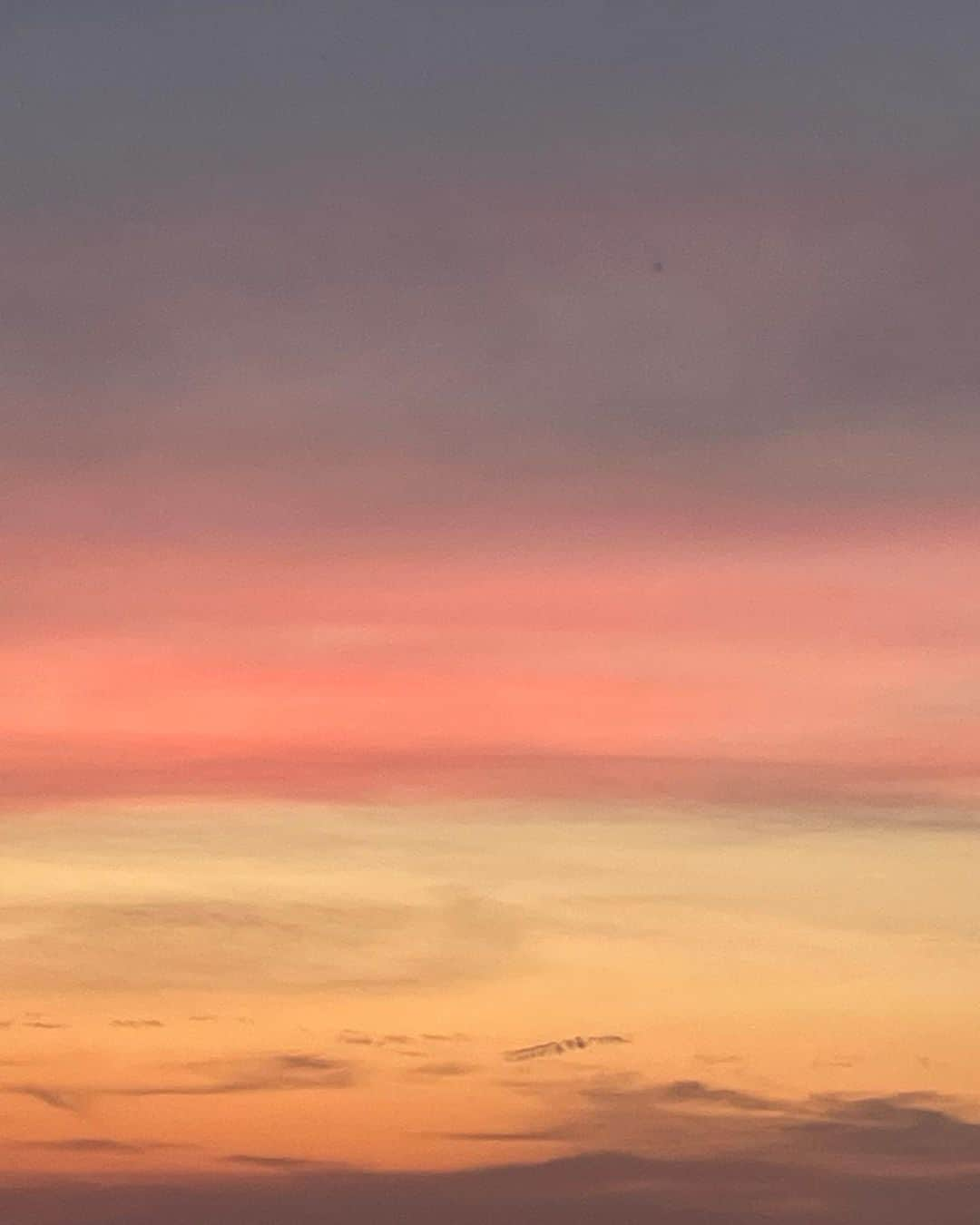 熊澤枝里子のインスタグラム：「・ beautiful sky  今日の空。 きれいな色でした🤍」