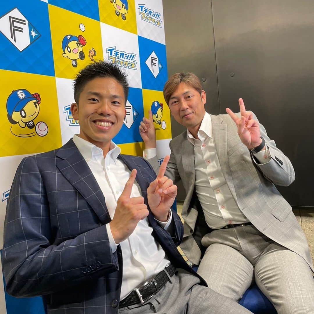 のインスタグラム：「ファイターズvsカープ、 生中継を見て下さった皆さん、ありがとうございました！ まさしく手に汗握る投手戦でした。  解説の金村曉さんとは、初のコンビでした😊 沢山お話を聞かせて下さり、ありがとうございました！ 中継中にお茶をぶちまけてしまい、本当にすみませんでした🙇‍♂️笑  #エスコンフィールド #北海道 #北広島 #新球場 #北海道日本ハムファイターズ #日本ハム #ファイターズ #広島東洋カープ #広島 #カープ #解説 #金村曉 さん #初 #コンビ #ありがとうございました！ #放送中 #お茶 ぶちまけ #事件 #申し訳ありません… #HTB #アナウンサー #五十幡裕介 #実況」