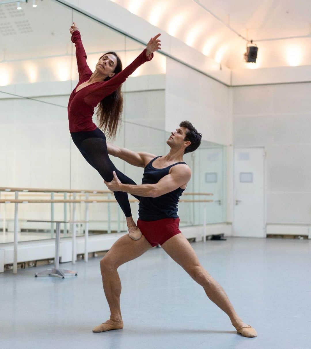 ロベルト・ボッレのインスタグラム：「And what a privilege to dance again with @alessandraferriofficial_  in our home theatre.  Last time together @teatroallascala was in April 2007. Yes, 16 years ago. It’s hard to believe it…. Tonight we’ll perform @wheeldony After the Rain ❤️ (I’m dancing this beautiful duet for the first time).  #galafracci #teatroallascala #grateful  📸 @dancersdiary」