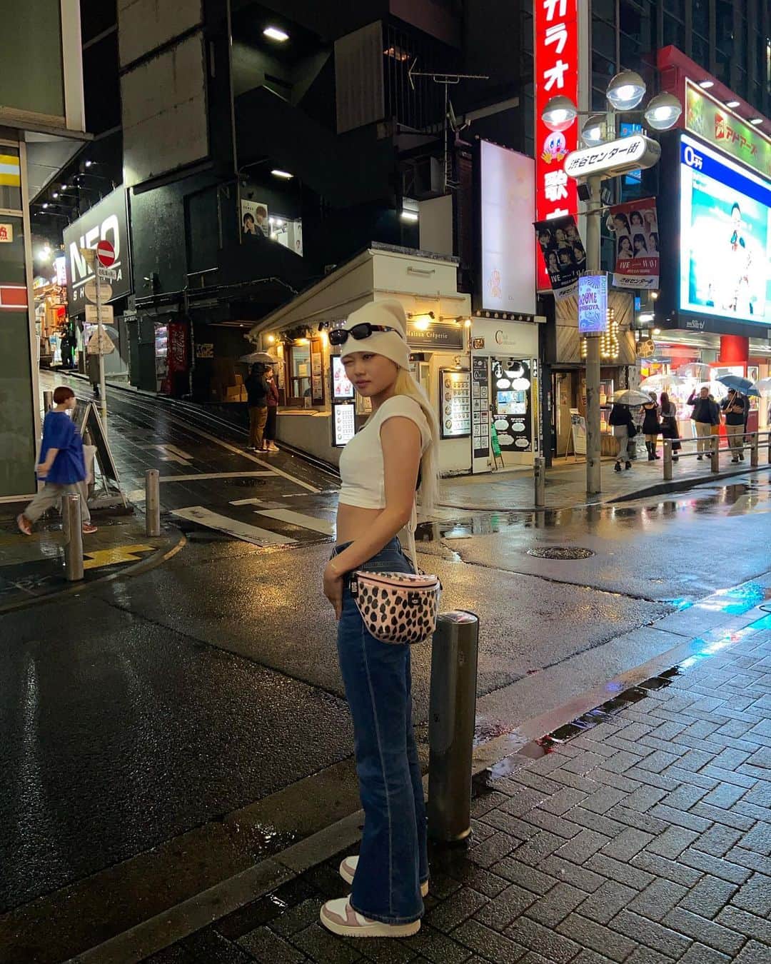 川端結愛のインスタグラム：「雨の日の渋谷は、なにか映画が始まりそうで、これはこれで好きです！超寒かった！」