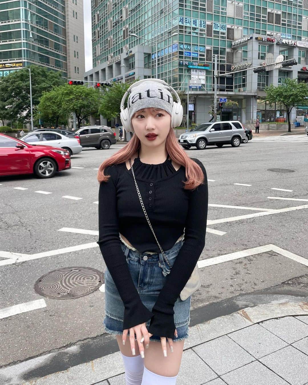 河﨑莉奈のインスタグラム：「髪色が韓国ストリートファッションによく似合ってた^ - ^🩶🎧  色落ちも可愛いピンクモリ🎀 @keisuke__1026 고마워요🫶🏻  カラコンは @chuulens_japan  Daisy Shower🌼Pure Brownをつけてます❕」