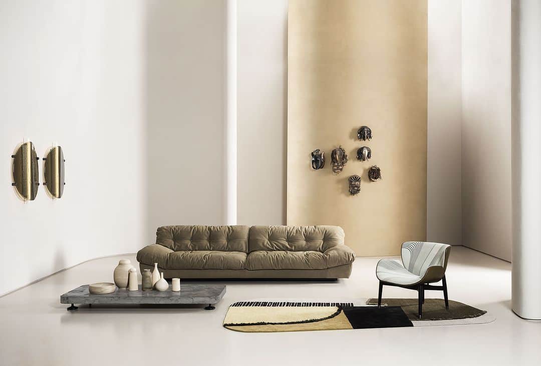 Baxter Japan / バクスター ジャパンのインスタグラム：「【 Baxter's Living Room 】  包み込まれるような座り心地のソファ「MILANO」を用いた リビングシーンをご紹介いたします。  SOFA：MILANO ARMCHAIR：JORGEN RUG：HIMANI  【 Baxter Tokyo 】 東京都港区南青山4-18-16 フォレストヒルズ WESTWING B1F Tel：03-5413-8913　Mail：info@omobito.jp Store : 11:00～18:00 (※水曜日のみ事前予約制)  . . .  #baxter #baxtercinema #baxtermadeinitaly #baxterjapan #baxtertokyo #leather #interior #interiordesign #interiorstyling #furniture #lifestyle #design #バクスター #バクスタージャパン #インテリア #家具 #インテリアデザイン #レイアウト #ライフスタイル #デザイン #リビング #ソファ #チェア #テーブル #レザー #ヌバック #豊かな暮らし」