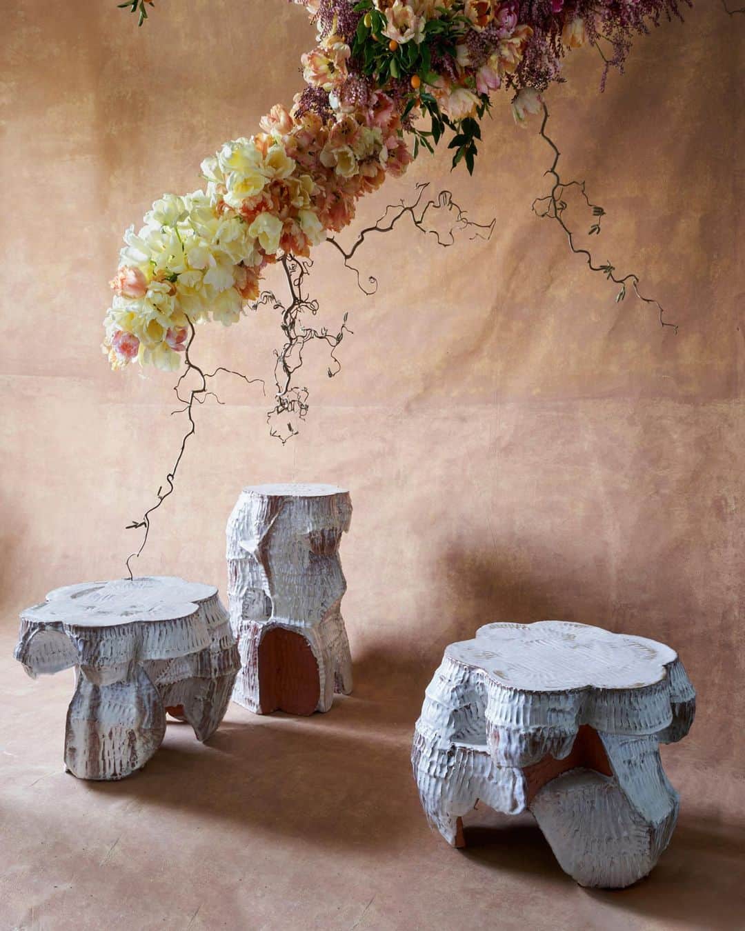 ケリーウェアスラーのインスタグラム：「ARTIST SPOTLIGHT This month's AD China "On Blooming" issue is a celebration of many talented artists. Pictured here is a monumental hanging floral installation by Lauren Sellen, a Toronto-based florist. The arrangement was the perfect complement to our Terra tables designed by local artist Yeh Rim Lee, exclusively for Kelly Wearstler Gallery. Combining traditional Korean onggi craftsmanship with special glazing techniques, Yeh Rim combines an inventive use of materials with a harmonious blend of color and glazes. XK」