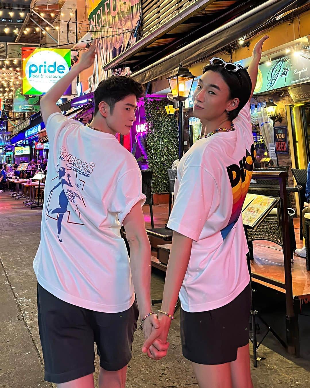 タイキさんのインスタグラム写真 - (タイキInstagram)「@cosstores 🙏💕  プライド月間を記念して、LGBTQIA+コミュニティ出身の４つのクィアクラブとのコラボレーションによる限定デザインのカプセルコレクション😍🌈  タイの夜にもピッタリでした☺️🪩✨  LGBTQIA+コミュニティ及び支援団体のサポートを目的とした本プロジェクトの売り上げの100%は、LGBTQIA+の人権保護を推進する団体であるNijiiro Diversityへ寄付される予定です🙏✨  #COSJapan @cosstores_jp @cosstores」6月7日 22時01分 - taiki_jp