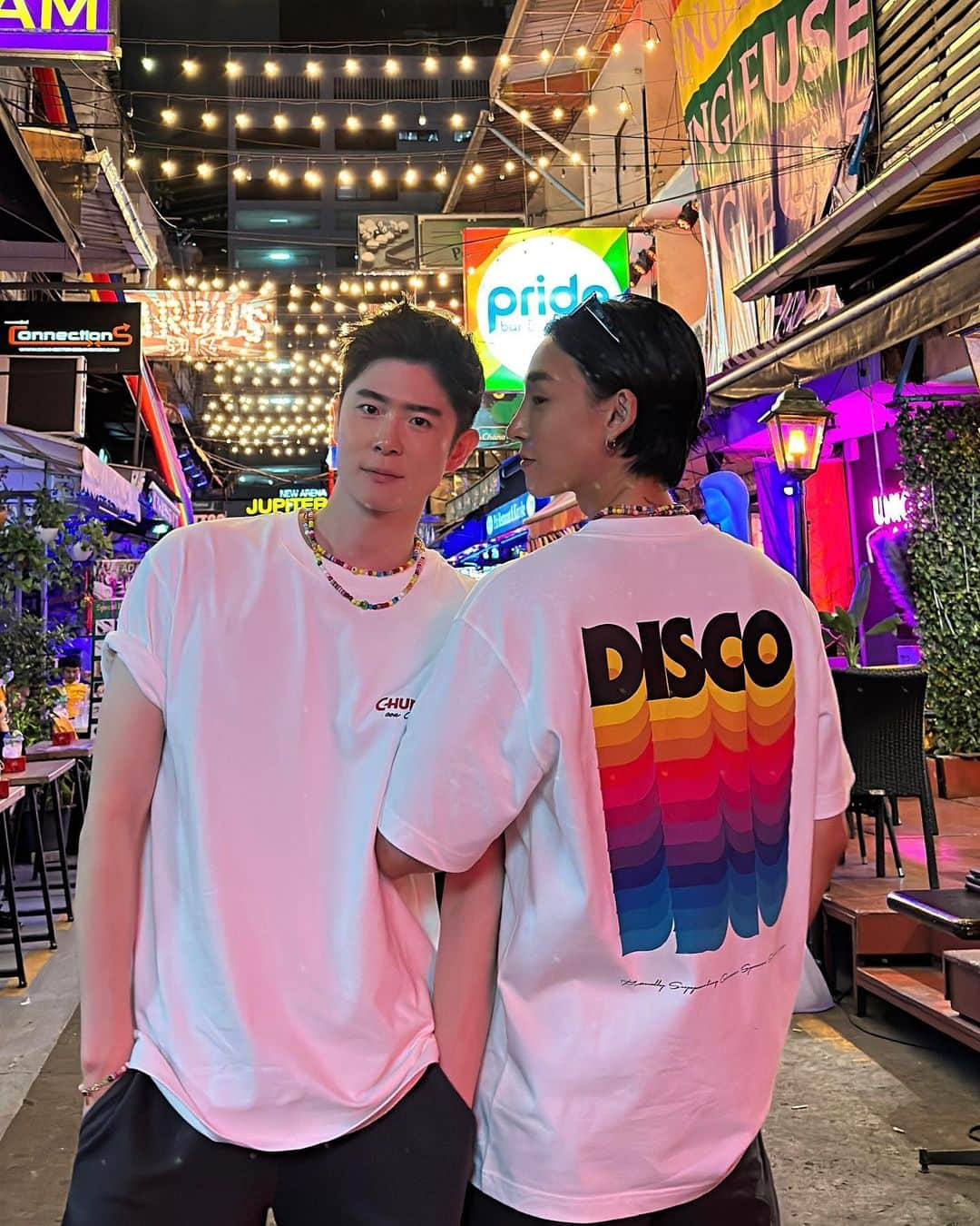 タイキさんのインスタグラム写真 - (タイキInstagram)「@cosstores 🙏💕  プライド月間を記念して、LGBTQIA+コミュニティ出身の４つのクィアクラブとのコラボレーションによる限定デザインのカプセルコレクション😍🌈  タイの夜にもピッタリでした☺️🪩✨  LGBTQIA+コミュニティ及び支援団体のサポートを目的とした本プロジェクトの売り上げの100%は、LGBTQIA+の人権保護を推進する団体であるNijiiro Diversityへ寄付される予定です🙏✨  #COSJapan @cosstores_jp @cosstores」6月7日 22時01分 - taiki_jp