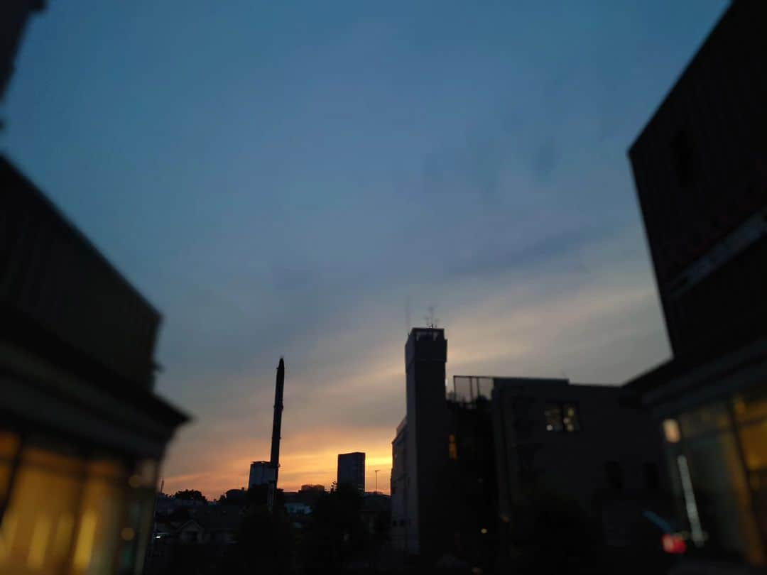 Wakanaさんのインスタグラム写真 - (WakanaInstagram)「久しぶりに夕暮れ写真を🥰 春の霞がかった空にも美しさはあるけれど、燃えるような空の色に出逢える季節がいよいよやって来ました🎉 写真はさっきの夕暮れ。 ここまで紅くなった空を見ると「これで今日の太陽ともお別れか〜」って思うんだけど、ここから更に濃い色になって紅さが増して、あと30分くらいはこの美しい夕暮れショーを見れるから凄いよね🤤✨ そんなに引っ張れるとは…って、関心しちゃう🤔 これから色んな雲も見れるようになるかと思うと、胸が踊ります😍  #本日の夕焼け #本日の夕暮れ #惚れ惚れする」6月7日 22時01分 - wakana1210_official