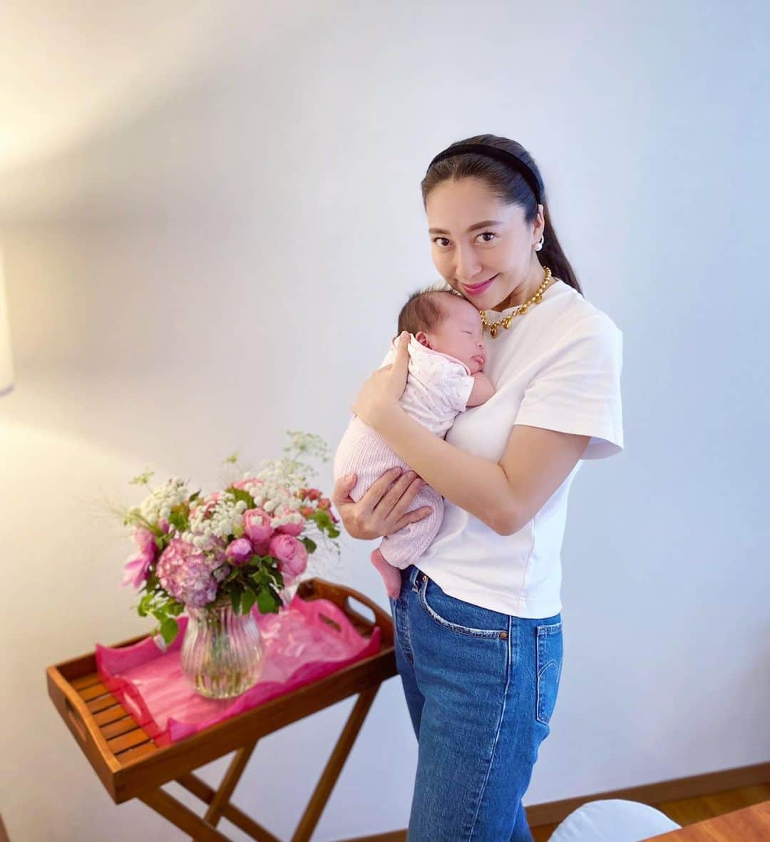 のインスタグラム：「今日で娘達の生後59日🎂 双子の育児大変だなぁと思う事も もちろん多いのですが 今日ふと次女と2人でお風呂に入り (長女は先にお風呂に入れた後寝たので) お着替えまでずっと2人きりで過ごして "あ〜1人だったらこうやってお話ししてあげられて 時間を持て余すほどかまってあげられるのに" と2人に十分手をかけられていないような気がして 切なくなってしまいました🥹 2人いると寝かしつけも至難の業 夜中の授乳やミルクも スムーズに容量よくこなす事に重きを置いてしまって 可愛さをなかなか堪能できずにいることに今日気づいた😢 息子の時はどんな瞬間も心に焼き付けたいと 写真も沢山撮れたのに…✨ 子供達３人が寝た後に 彼と"今日も３人とも可愛かったね 可愛くて仕方なかったね"と お互いが撮った写真や思い出を共有し合う毎日 こんな風にあっという間に 子育て期間が過ぎてしまうんでしょうね🙏💓 いつか今日の事を思い出して 愛おしい気持ちでいっぱいになるだろうな❤️ #mamalife」
