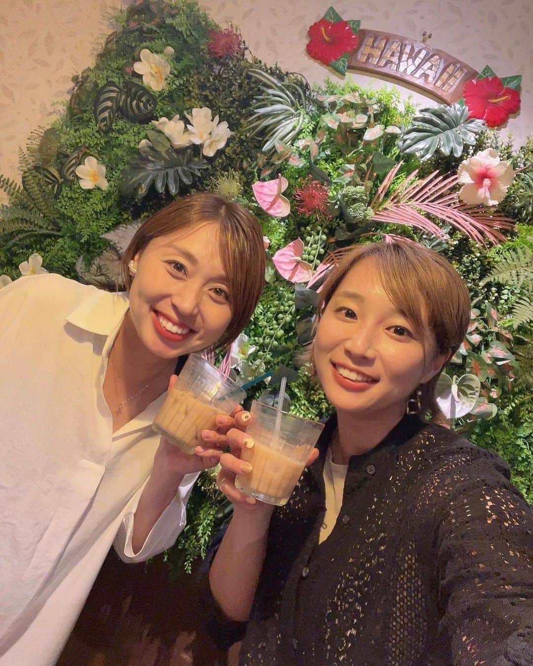 市川華菜のインスタグラム：「💗 やまねーちゃん🥰 笑いましたとても🤣 時間が足りない😮‍💨 めちゃくちゃ早い段階で Babyのプレゼント買ってくれてて🥹　 優しすぎるよぉ〜🥹🥹🥹 ありがとうだよぉ😭🩷 ディズニー40周年最高🥹💗  #山根佐由里  #オレンジオーラ🍊 #カリカフェ #白い煙」