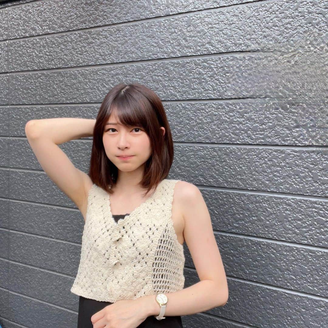 佐保里のインスタグラム：「夏らしい服装ができるようになってきて嬉しい☺️  お洋服可愛いですか？🥺  PR @amaryl_rakuten.official #前開きベスト #総レースニットベスト #刺繍ベスト #レディースアパレル」