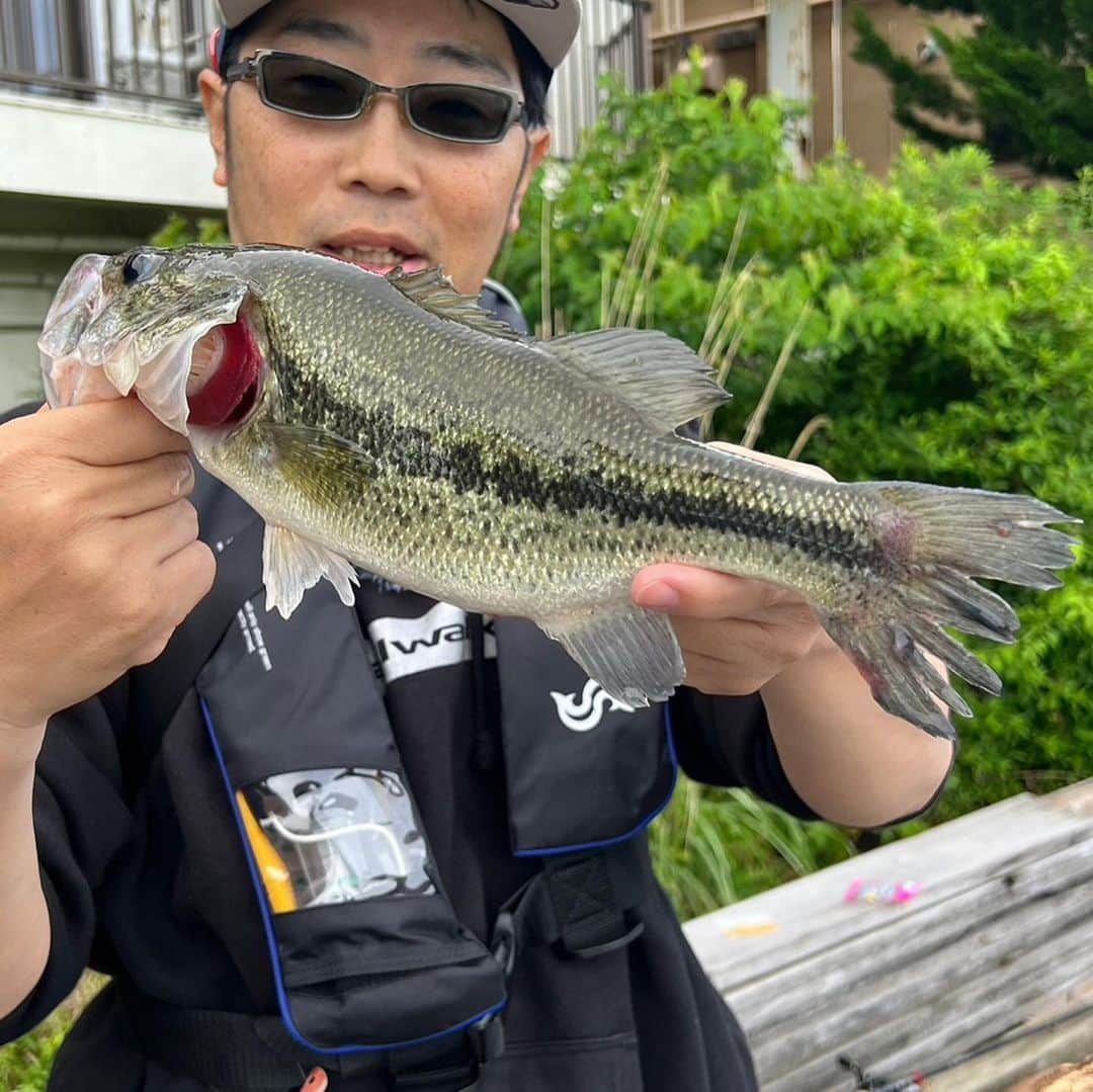 鈴木拓さんのインスタグラム写真 - (鈴木拓Instagram)「釣り好き警察の写真ね！  新シリーズ  また変なことやってるからね。  この番組は変なことよくやってる。  飛び入りゲスト当ててみてね！  知ってる人は内緒にしてね！」6月7日 22時12分 - suzukitaku.drunkdoragon