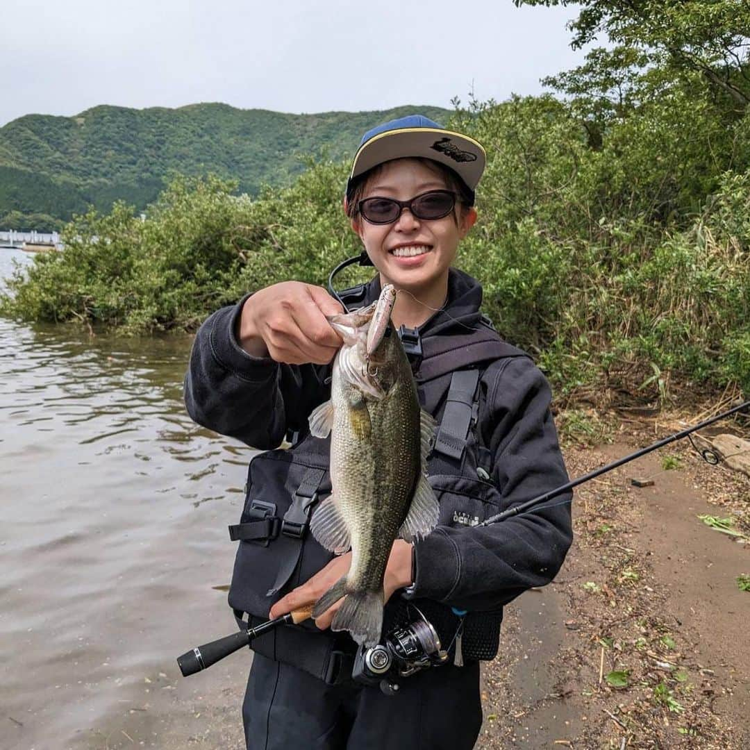 鈴木拓さんのインスタグラム写真 - (鈴木拓Instagram)「釣り好き警察の写真ね！  新シリーズ  また変なことやってるからね。  この番組は変なことよくやってる。  飛び入りゲスト当ててみてね！  知ってる人は内緒にしてね！」6月7日 22時12分 - suzukitaku.drunkdoragon