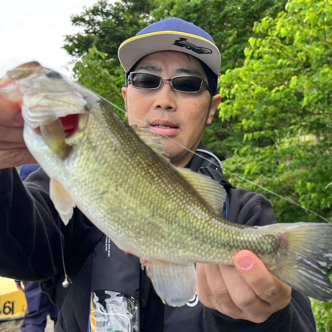 鈴木拓さんのインスタグラム写真 - (鈴木拓Instagram)「釣り好き警察の写真ね！  新シリーズ  また変なことやってるからね。  この番組は変なことよくやってる。  飛び入りゲスト当ててみてね！  知ってる人は内緒にしてね！」6月7日 22時12分 - suzukitaku.drunkdoragon