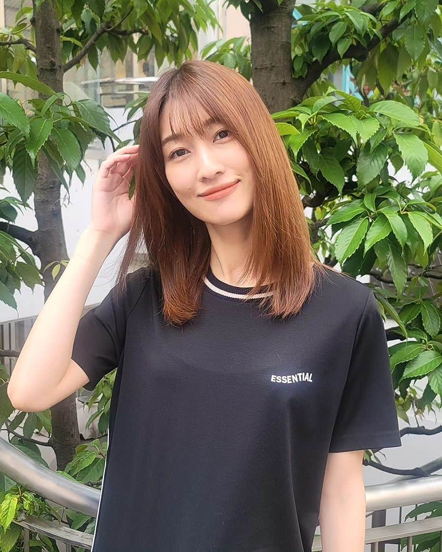 佐川愛果のインスタグラム：「珍しく２ヶ月ぶりくらいの美容室✂️ 梅雨対策で久しぶりに縮毛矯正してきました☔🐌 この時期のうねうねが耐えられないんだよねぇ😂笑  秋くらいにまた長さ切りたいので今はセミロングを楽しむ時期☺  #梅雨対策 #縮毛矯正 #つやさら」