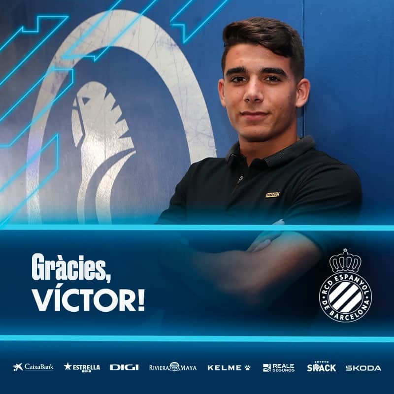 RCDエスパニョールのインスタグラム：「✍️ OFICIAL | Víctor Gómez, traspassat a l'Sporting Clube de Braga  Gràcies per aquests anys, @vgperea. Molta sort i molts èxits en aquesta nova etapa! 🤍💙 #RCDE」