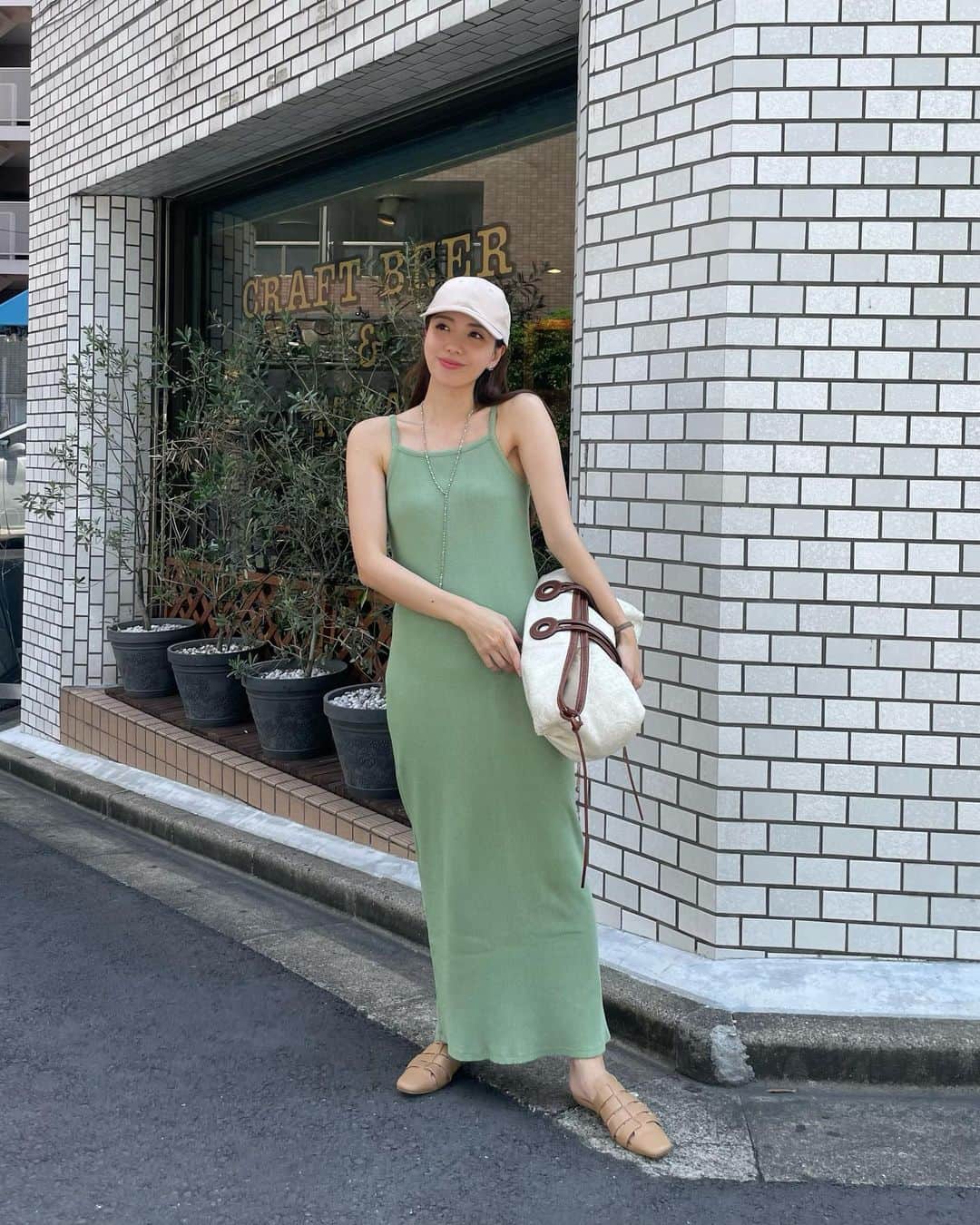 Aoiのインスタグラム：「昼間は暑くて☀️ 夜は少し肌寒い🤏 みたいな日にぴったりの @ungrid_official のレイヤードテレコキャミワンピ♡  長袖の時のお袖のディテール大好きな指開き🤌  @ungrid_staffsnap」
