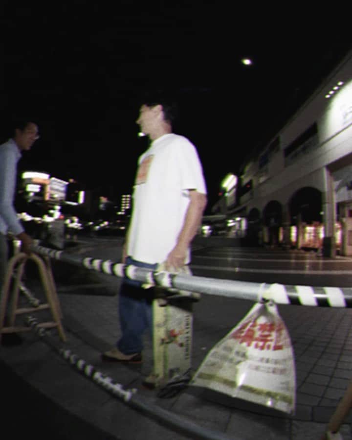 BANRI KOBAYASHIのインスタグラム：「Diaspora skateboards x DC SHOES、いよいよ今週土曜に発売です。  この話をいただいた時、「DC？」とは正直ちょっと思ったけど、今となってはかなり腑に落ちるコラボレーションになりました。  僕は正直、DCは高校生〜大学生の時に2〜3足履いた程度だったので、自分の中でのDCは松本の先輩である和田タケル（たけちゃん）のイメージが強い。 「デッキ見えにくくないんすか？」ってくらい太いデニムと、真っ白のDC（もしくはLAKAI）。あとプロクラブのタンクトップ。 そんなたけちゃんが今回のコラボレーションのビデオとADに出演し、あのDCのフォントで名前を出した（編集とデザインしたのは自分だけど笑） しかも第一線でバリバリ動いてる若いDCライダーと並んでも、引けを取らないクオリティのスキルとスタイル。まじでかっこいい。贔屓目なしに全然見劣らないし、撮影しててもストリートの身のこなし方とか、さすがだなーと思うことばかりだった。 ストリートスケートって、ただ街で滑ってるってことじゃないんだよな。  靴のカラーも某松本のハーコースケートショップのオーナー様がアイディアを出してくれた。どんなストーリーがあるのかはオーナー様に直接聞いてみてください。（若い店員に聞いても何も答えられないので注意）  撮影で何回か履いたけど、ボリュームありすぎず、自分達が高校の時に履いていたeSのAccelとか、LakaiのSOCA、KINGSTONくらいのイメージかも。つまりちょうどいい。 手前味噌すぎますが、多分買っといたほうが良いです。  東京〜松本の往復翌日の撮影ではぎっくり腰になり、急遽ヘルプで撮影してくれたシゲさん @take_action_films 、快く出演してくれたユキト @_yukitoaoki とカイリ @kairi.netsuke 、そしてDCチームの皆様。 最高のティザーを作ってくれた @whoiskosuke くん。 素晴らしいビートを提供してくれたボルヘさん @ballhead_sbsbs  あとコラボの話をし始めた当初から色々と動いていただいた大久保さんと高橋さん。 @g_k.e.n @ryutatakahashi  あとビデオ内で、流体力学を応用したアドバイスをしてくれた通りすがりのアニキ。 皆様ありがとうございます。  mixiの日記くらいの熱量で書いてしまいましたが、どうでしょうか？ 既に海外のDCファンたちのアカウントからのメンションもありつつ、盛り上がっているようです。 土曜日チェックしてみてください！」