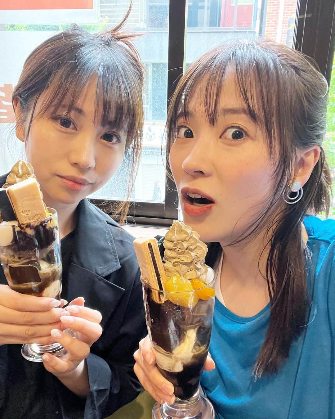 亜希子のインスタグラム：「高校時代からの親友とタイミングがあい、日本橋にパフェを食べに行きました。  友達と遊ぶって、何歳になってもワクワクしますね〜☺️✨  しかも、パフェ食べに行くなど〜⤴️  そんなの、どうしたって上がる〜⤴️  あまりにワクワクしすぎて、ほんのひととき、16歳の自分にタイムスリップした気分でした。  最近気がついたですが、ワタクシ信頼している人の前だと、なぜか声が2オクターブくらい低くなるのですよね。  飾らないで良いと判断して、良い意味で気が抜けるのかもしれせん💃🩰✨  人見知りガチ勢なので、そこに到達するまでに軽く数年間を要しますが、いつもゆったりとした気持ちで見守ってくれている素敵な友達に感謝したいです。  性別に関わらず、自分の周りにいてくれている友人の皆様が最強の布陣に思います。  彼らや彼女たちのことを、私自身も手助け出来る人間でいたいです。  いつも甘えてばかりなのだけど…🍵  ともにゃん。 また遊ぼうね🌸  @tomomopippi_」