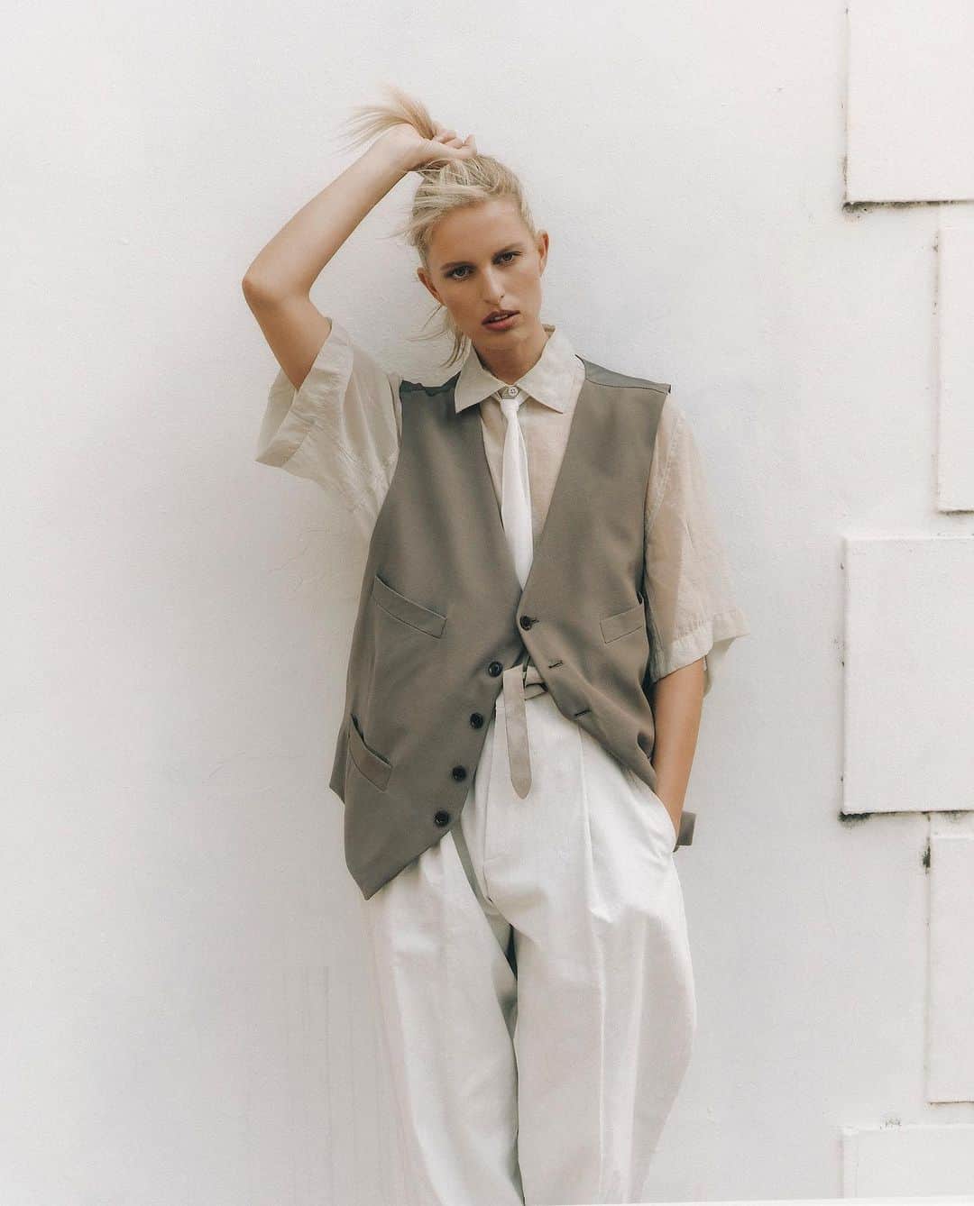 ヒューゴボスさんのインスタグラム写真 - (ヒューゴボスInstagram)「BOSS ambition. #KarolinaKurkova dominates the pages of Vogue Czechoslovakia in stunning top-to-toe looks from our collection #BeYourOwnBOSS」6月7日 22時09分 - boss
