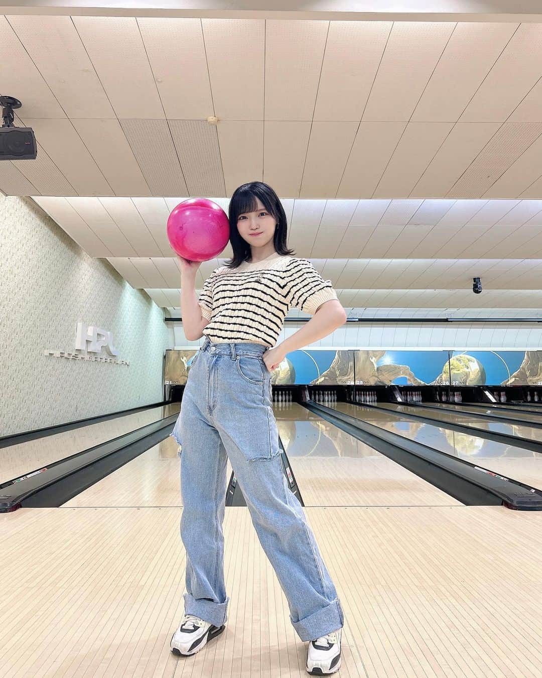 のインスタグラム：「ボウリングデート🎳💗  ストライク出来たらご褒美ちょうだいね🥰」