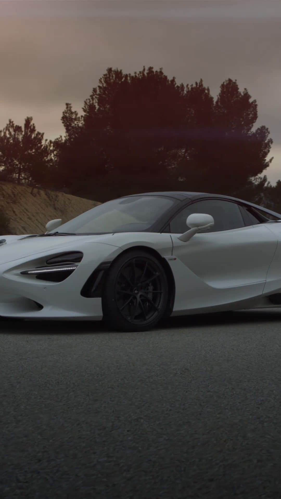 McLaren Automotiveのインスタグラム：「Beautiful form alongside ultimate function. As always. Everything is here for a reason.  #McLaren #McLarenAuto #McLaren750S #750SSpider」