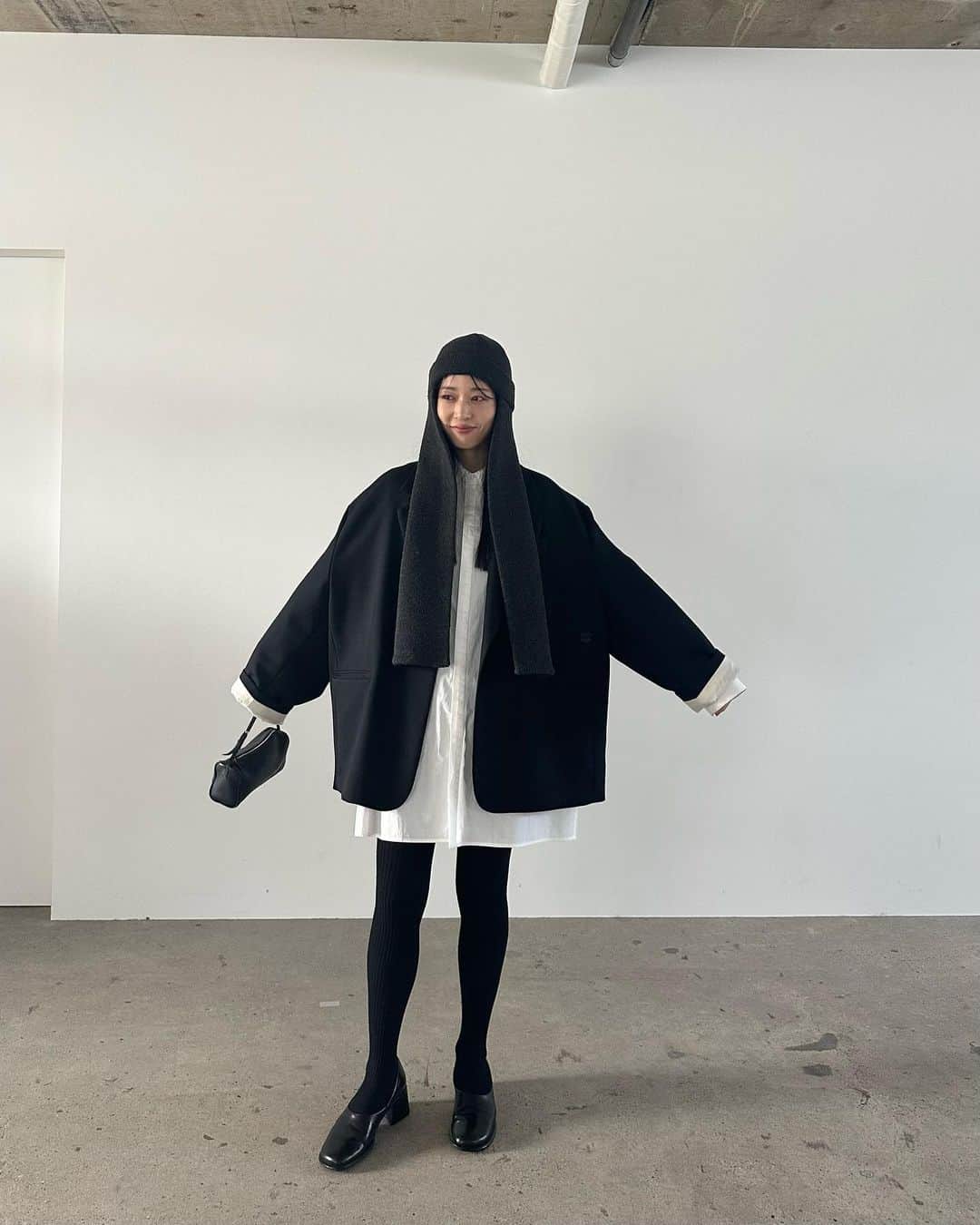 AICOのインスタグラム：「23AW PREORDERE ITEM こんばんは。 本日もインスタライブをご覧頂きありがとうございました!ライブでもとてもご好評だったジャケットのご紹介です。好きすぎてしつこいぐらい紹介しておりますがw こちらは先行予約アイテムのC OVERE SHIRTとMUFFLER KNIT CAPと合わせています。  <2way arrange tallored over jacket> ビックサイズのテーラードジャケットが欲しくて作り始めたアイテムです。きちっとしているけど少し抜け感が欲しい。ただ大きいだけではなくきちんとバランスがとれる様に着丈や袖丈のバランス、身幅肩幅など全てに気を使い作成しました。CLANEらしい丸いフォルムもモダンでかっこよい。 袖口には折り返した時にコットン生地のホワイトが見えるようにしています。フロント釦とは別に左身頃脇側に釦をつけといるので、打ち合い深くシルエット変えて来て頂けます。CLANE定番のラペルを立てても着られるように、ラペルには釦ホールがついています。素材は横糸に膨らみのある太番手のウーリー糸を使っているので、しっかりとした生地感ながら軽さのある日本生地を使用しフォルムをだしています。 #clane#clane23awpreorder」