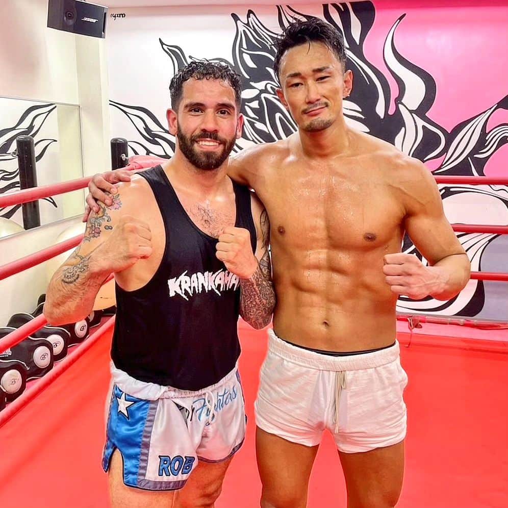 梅野源治のインスタグラム：「NYでムエタイコーチをしているベビ梅が日本に来てくれた🔥🤜　 二週間滞在するんだって  コロナが流行る前は いろんな国の選手たちが俺に会いにPHOENIXジムまで来てくれたんだよな〜　  また格闘技を通して  みんなと拳で会話したいぜ👌」