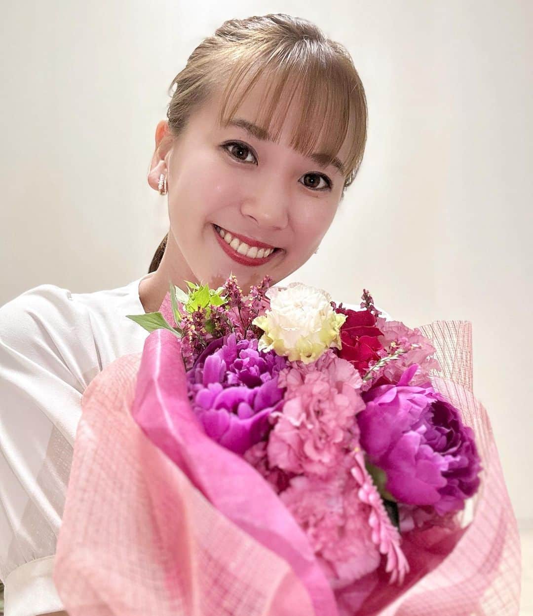 のインスタグラム：「本日6月7日！ 26歳になりました🎂  なんと！26歳！ 信じられません…。 本当に信じられません…。 26歳ってもっと大人だと思ってたーーー！ 中身はこんなにも変わらないものなんですね…😂  26歳も笑顔で陽気に過ごせたらいいなと思います❣️  これからもよろしくお願いします✌️  #20230607 #26歳  #鹿児島 #かごしま #アナウンサー #女子アナ  #横山あさみ」