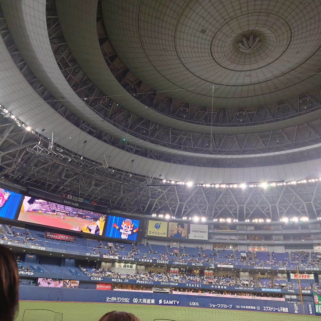 高井俊彦さんのインスタグラム写真 - (高井俊彦Instagram)「いやぁ〜〜ホンマに久々に満喫しました✌️ #京セラドーム  オリックス対ジャイアンツ戦⚾🔥  発端はー。 イケオジこと瀬戸つよしさんからのお誘いで行くことになったんですが〜🙆 息子が初めて野球の試合みたいと言い出したのと、親友達とワイワイしたかったのと全てカオスな感じで組んだのですが・・・。 なんのなんの‼️ みんなが最高最幸の試合（私愛）でした👍  ジャイアンツもオリックスもファンの私は両チーム応援する気持ちで挑んだんです。 1〜5回までオリックスのユニフォームで、6〜9回がジャイアンツのユニフォームと企ててたのですが、なんのなんのw 6回のお色直しで息子にジャイアンツのユニフォームを奪われておいしいとこは全部息子へ😂  そしてそしてー。 たまたま偶然に高校の同級生とも遭遇して色んなご縁に感謝💕 @nakatashu   いやぁ〜ほんまヤババババやわぁ😍」6月7日 22時15分 - takai_toshihiko