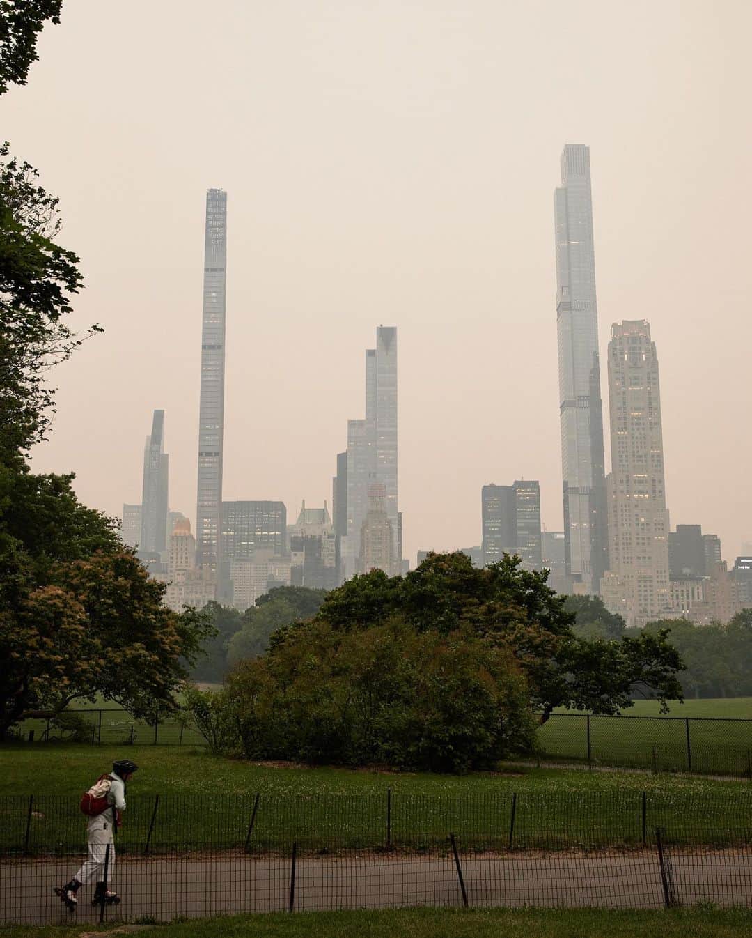 ニューヨーク・タイムズさんのインスタグラム写真 - (ニューヨーク・タイムズInstagram)「Millions of people across North America on Wednesday faced another day of hazy skies and serious air pollution caused by smoke that had drifted down from Canadian wildfires a day earlier.  Hundreds of wildfires have been burning in eastern Canada for weeks. On Tuesday, eye-watering smoke from the fires drifted south and cast a pall over parts of the U.S. Northeast and Midwest. The grayish haze had hints of orange, yellow or purple, depending on where you stood. One New York City commuter described the smell as progressing during the day from “burnt toast” to “campfire.”  In Manhattan on Tuesday night, the Air Quality Index hit 218, indicating that it was very unhealthy and was likely to produce widespread effects among healthy people and serious ones for those with respiratory conditions, according to federal guidelines. Such a reading is typical in a smoggy, traffic-choked megacity like Jakarta or New Delhi but rare in New York City, where decades of state and federal laws have helped to reduce emissions.  The city’s air quality was expected to deteriorate during the day on Wednesday, Mayor Eric Adams said late Tuesday, adding that schools would remain open but would not hold outdoor activities. The city and much of New York State were under an air quality health advisory alert — indicating that the index was expected to surpass 100 — that was in effect until Wednesday night.  We’re covering the wildfire smoke live as it moves across Canada and the U.S. Tap the link in our bio to read the latest updates and to follow our smoke tracker. Photos by Seth Wenig/@apnews; Amr Alfiky/Reuters; Justin Lane/EPA, via Shutterstock; Ed Jones/AFP — Getty Images; Patrick Sison/@apnews; @sfreemanphoto for The New York Times; Sarah Stier/Getty Images; and @maansi.photo/The New York Times」6月7日 22時16分 - nytimes