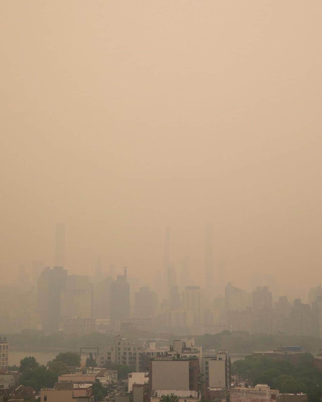 ニューヨーク・タイムズさんのインスタグラム写真 - (ニューヨーク・タイムズInstagram)「Millions of people across North America on Wednesday faced another day of hazy skies and serious air pollution caused by smoke that had drifted down from Canadian wildfires a day earlier.  Hundreds of wildfires have been burning in eastern Canada for weeks. On Tuesday, eye-watering smoke from the fires drifted south and cast a pall over parts of the U.S. Northeast and Midwest. The grayish haze had hints of orange, yellow or purple, depending on where you stood. One New York City commuter described the smell as progressing during the day from “burnt toast” to “campfire.”  In Manhattan on Tuesday night, the Air Quality Index hit 218, indicating that it was very unhealthy and was likely to produce widespread effects among healthy people and serious ones for those with respiratory conditions, according to federal guidelines. Such a reading is typical in a smoggy, traffic-choked megacity like Jakarta or New Delhi but rare in New York City, where decades of state and federal laws have helped to reduce emissions.  The city’s air quality was expected to deteriorate during the day on Wednesday, Mayor Eric Adams said late Tuesday, adding that schools would remain open but would not hold outdoor activities. The city and much of New York State were under an air quality health advisory alert — indicating that the index was expected to surpass 100 — that was in effect until Wednesday night.  We’re covering the wildfire smoke live as it moves across Canada and the U.S. Tap the link in our bio to read the latest updates and to follow our smoke tracker. Photos by Seth Wenig/@apnews; Amr Alfiky/Reuters; Justin Lane/EPA, via Shutterstock; Ed Jones/AFP — Getty Images; Patrick Sison/@apnews; @sfreemanphoto for The New York Times; Sarah Stier/Getty Images; and @maansi.photo/The New York Times」6月7日 22時16分 - nytimes