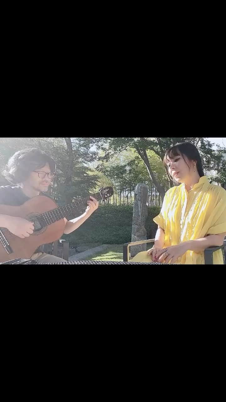 akikoのインスタグラム：「A perfect combination of Vocal, Guitar and 🦜 歌とギターと鳥の完璧なコラボレーション  6/18(sun) @ JZ Brat SOUND OF TOKYO  JZ Brat 22nd Anniversary - akiko Presents Rockin’ Jivin’ Swingin’ Vol.14 - Brazilian Special - Brazil/Brazilian Club  akiko（vo） 阿部浩二（g） 石川 智（per） ヤマカミヒトミ（fl） コモブチキイチロウ（b）  櫻井喜次郎（DJ） Show Time	Open 17:00 Start 18:00（途中休憩あり・20:00終演予定） Live System	入替なし  予約￥6,000 当日￥6,500」